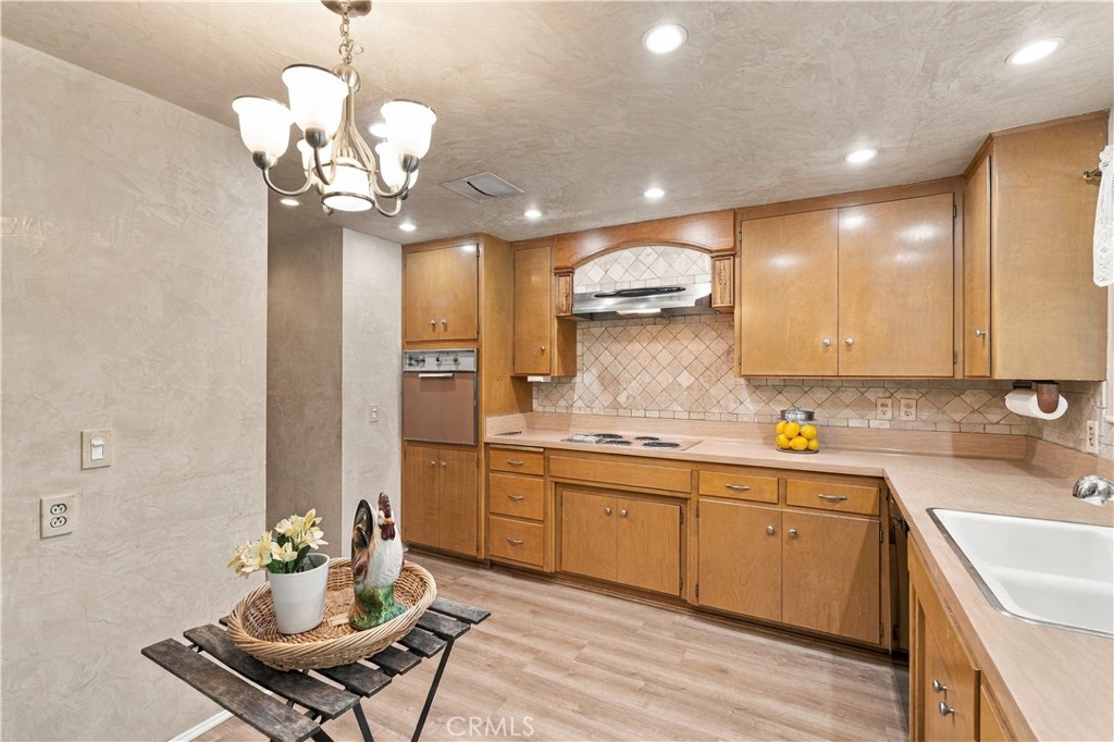 1386 N Tulare Way