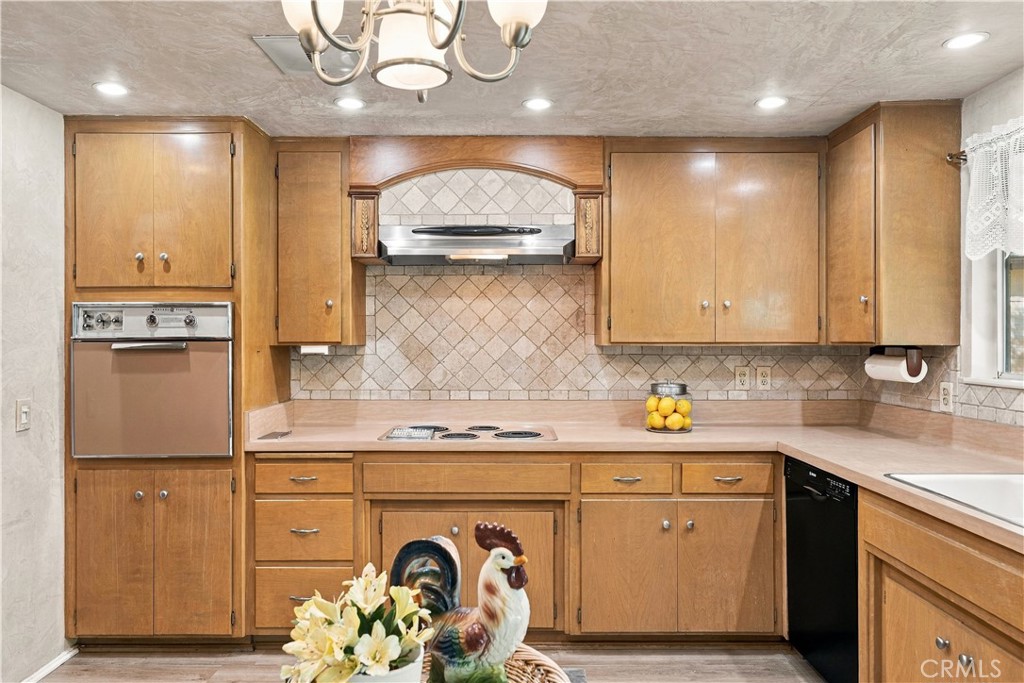 1386 N Tulare Way