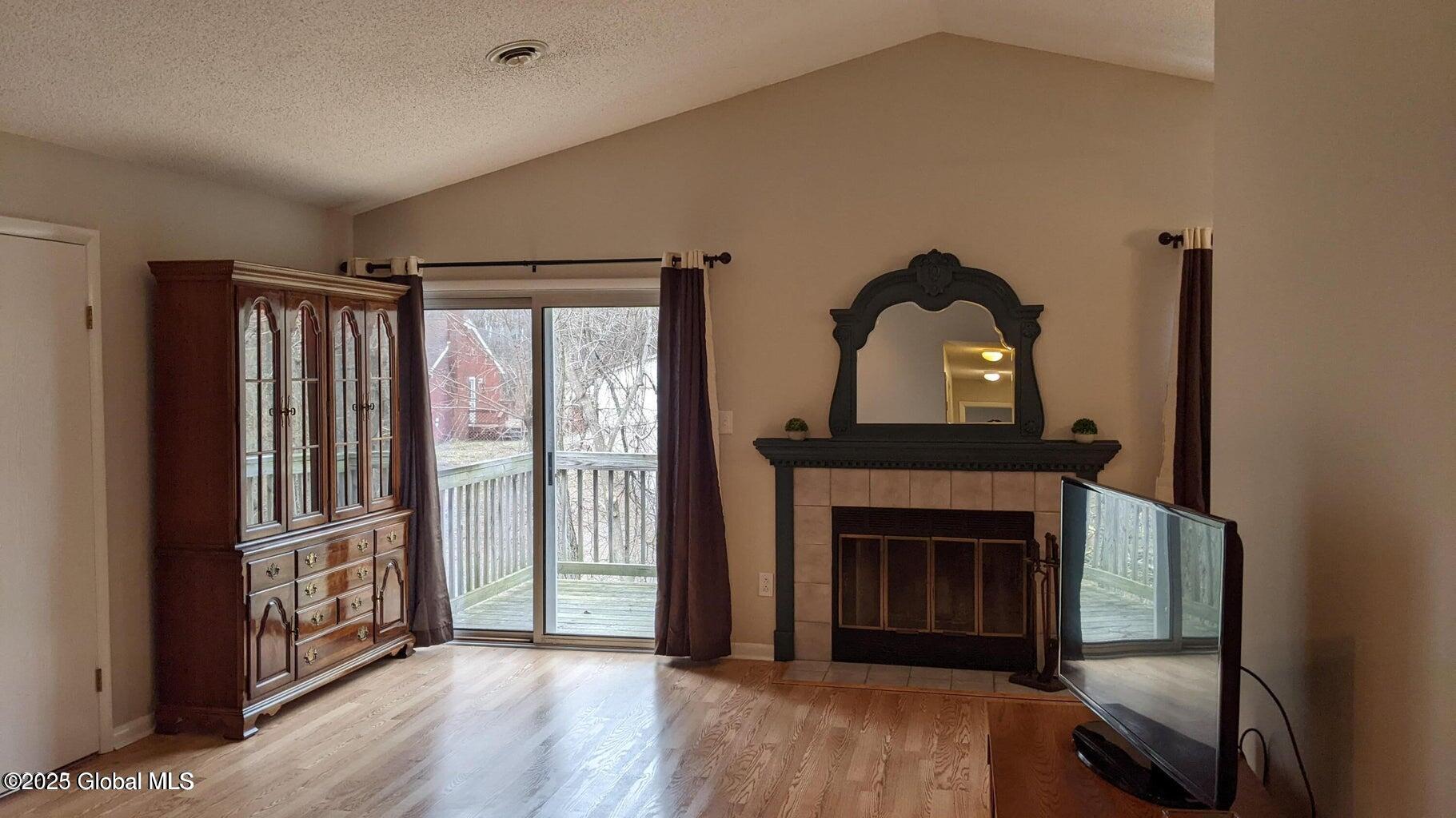 1006 Greenwich Drive, 6