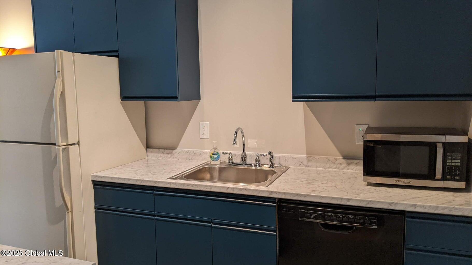 1006 Greenwich Drive, 6