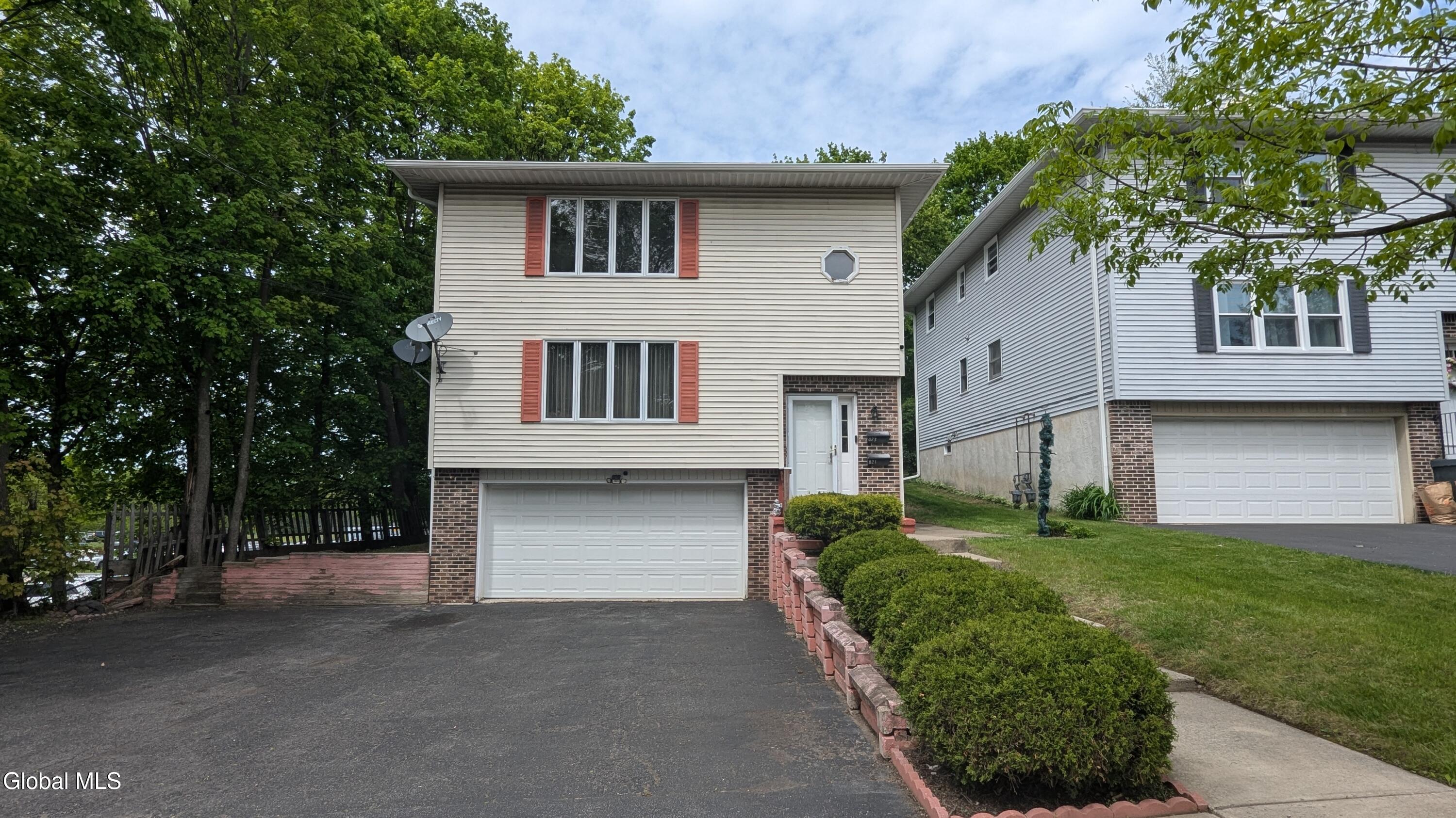 821 Salina Street, 823