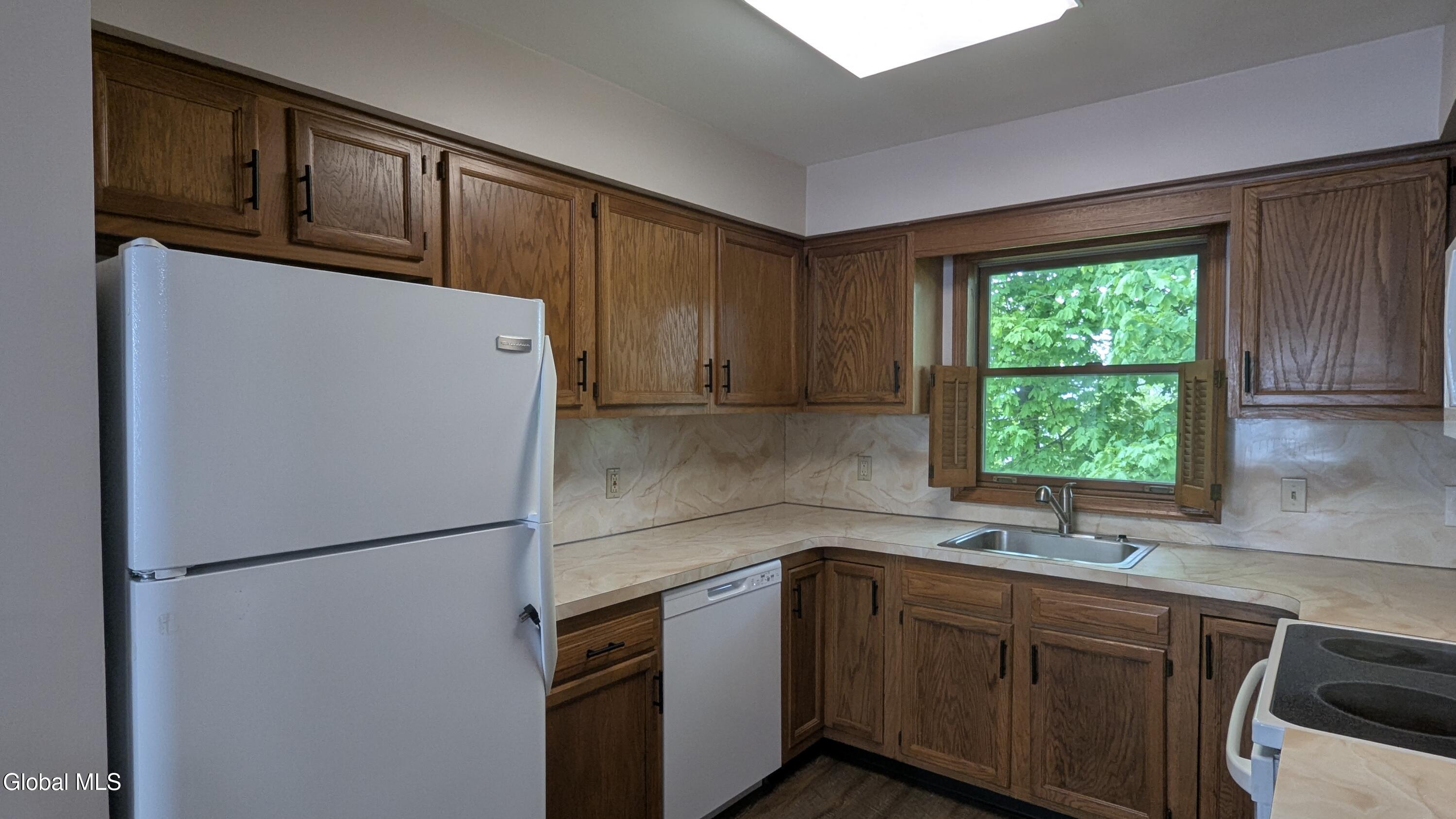 821 Salina Street, 823