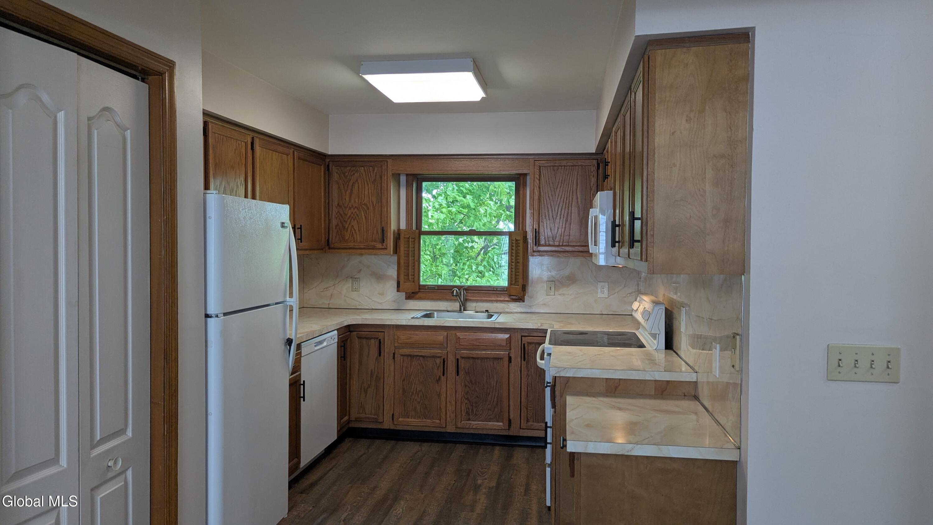 821 Salina Street, 823