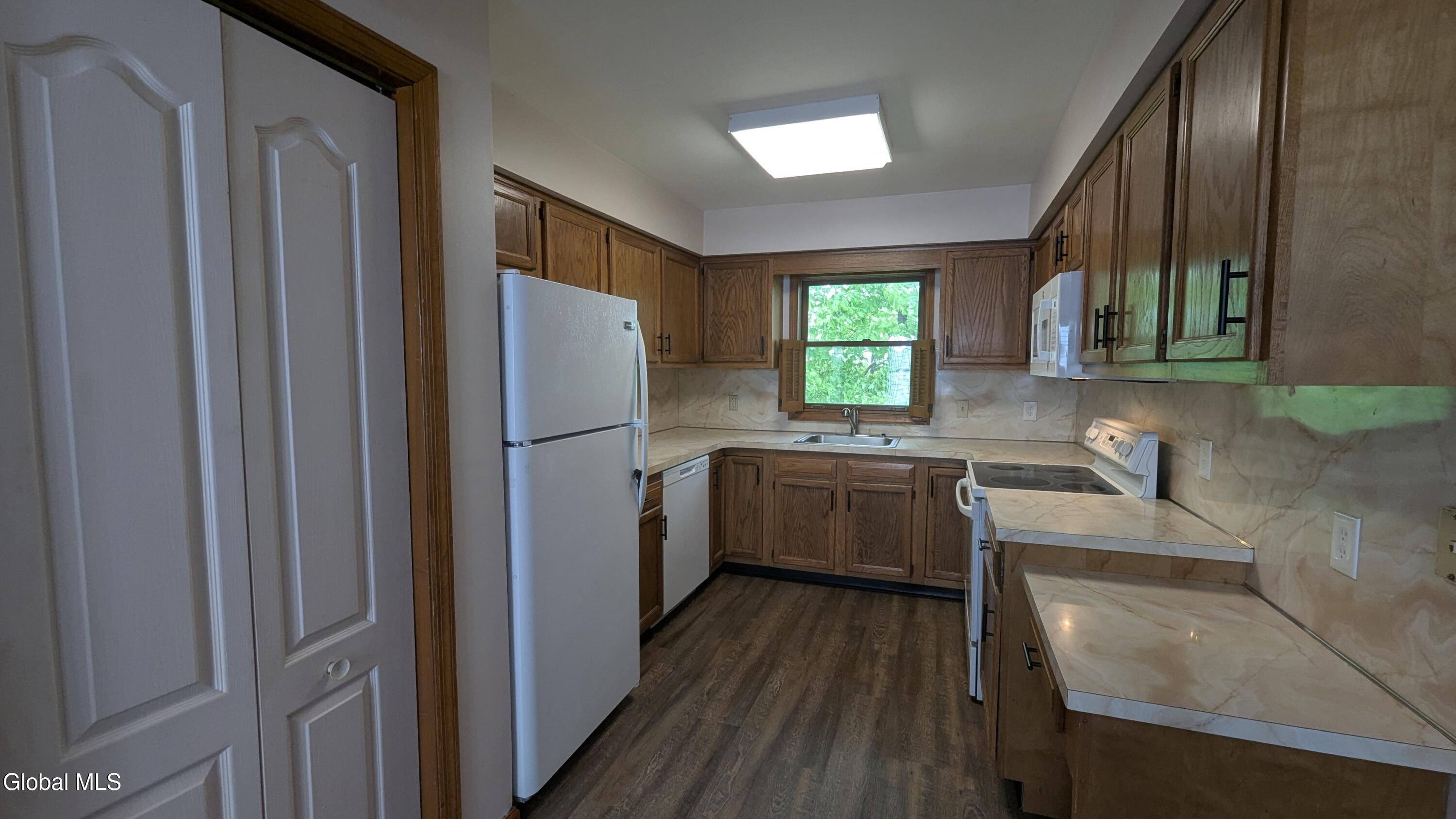 821 Salina Street, 823