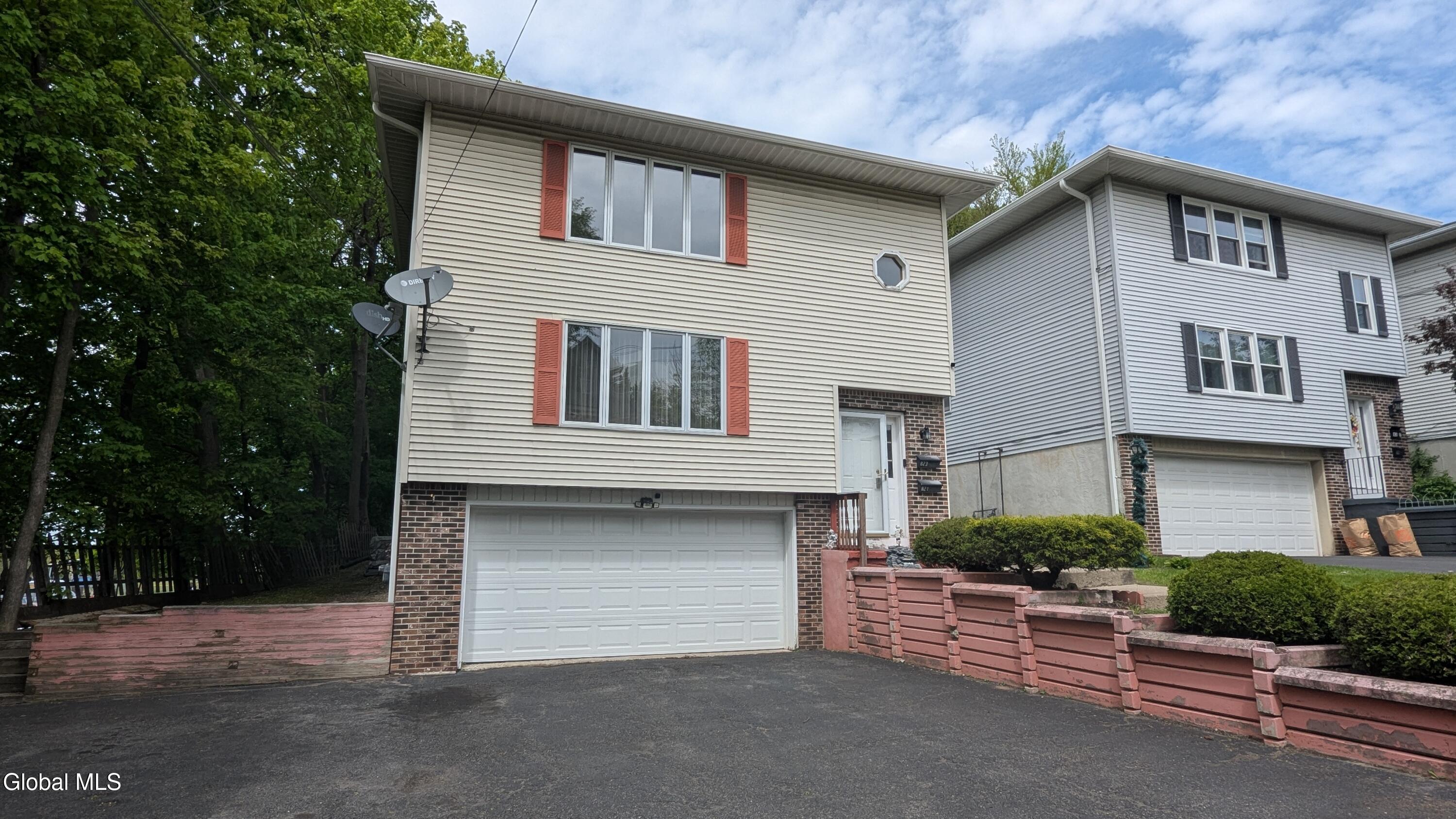 821 Salina Street, 823
