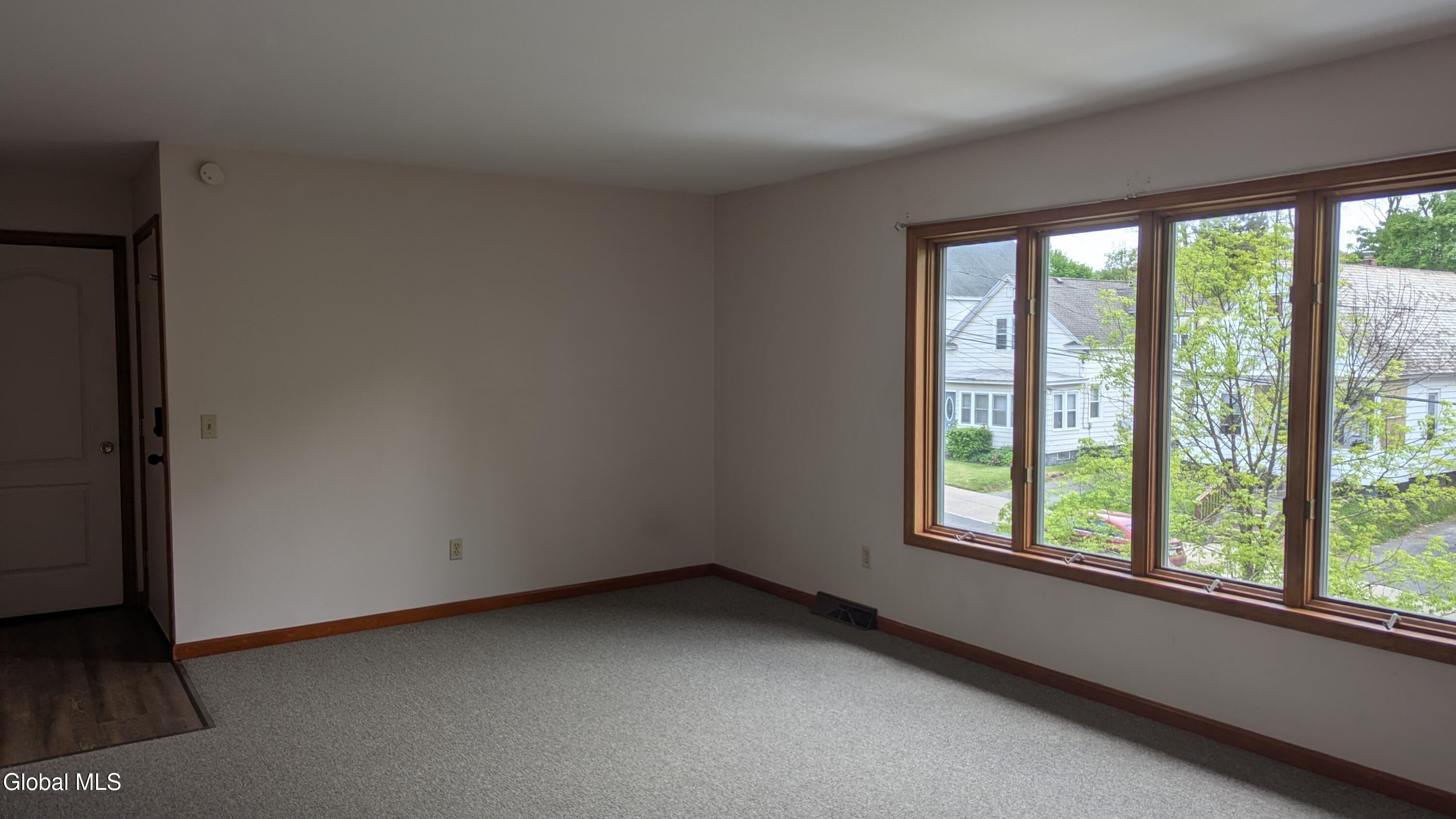 821 Salina Street, 823