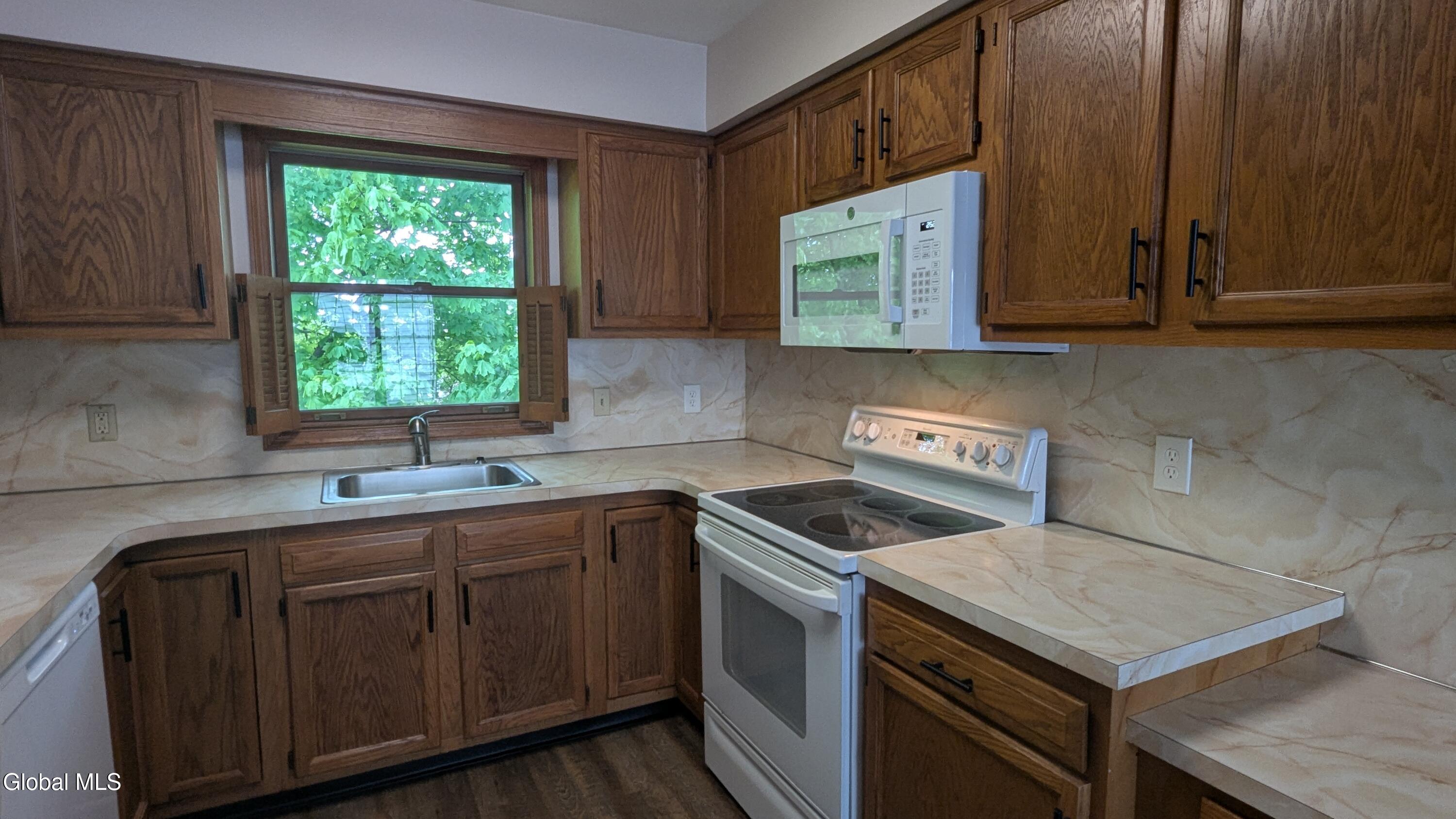 821 Salina Street, 823