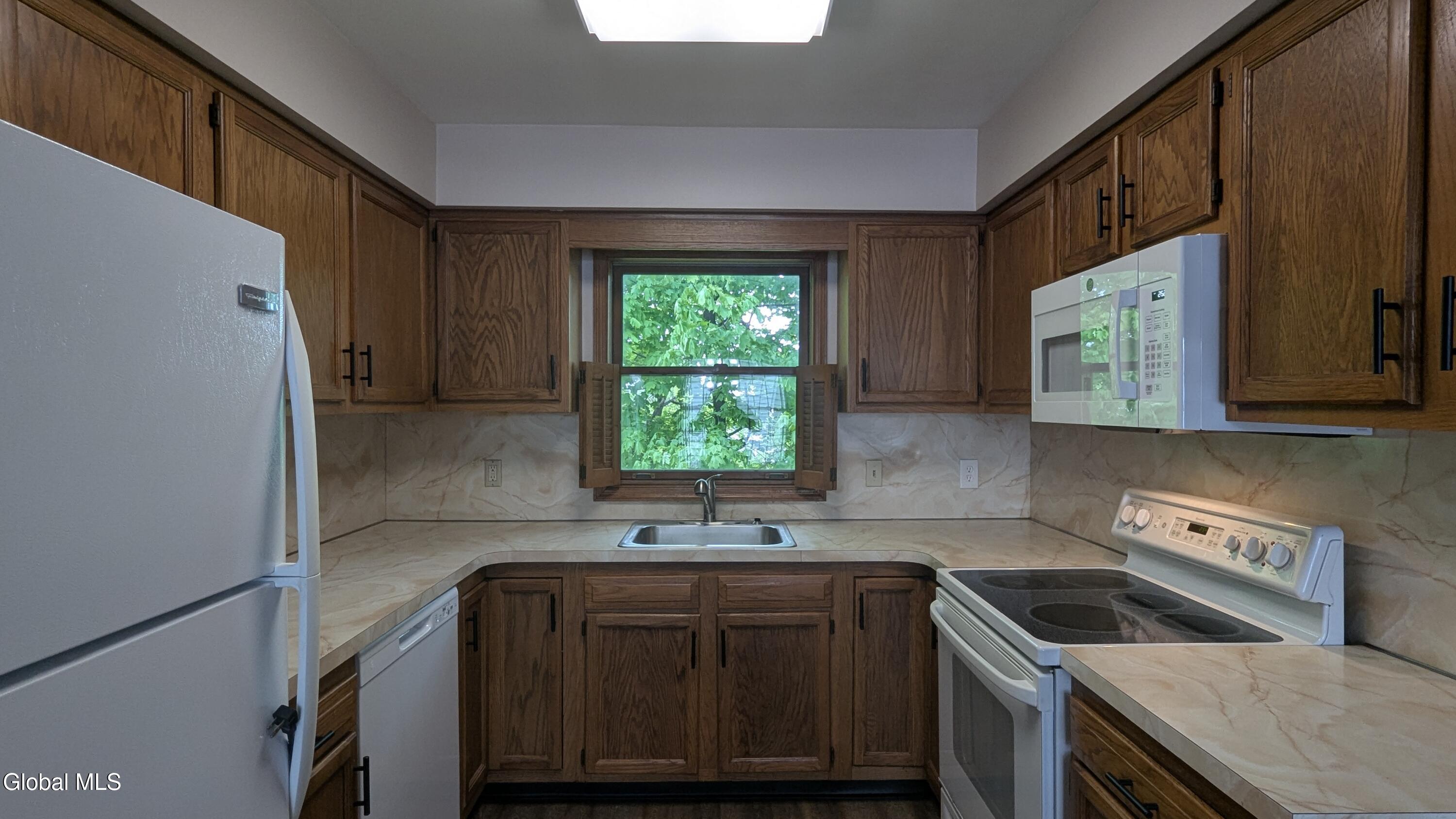 821 Salina Street, 823