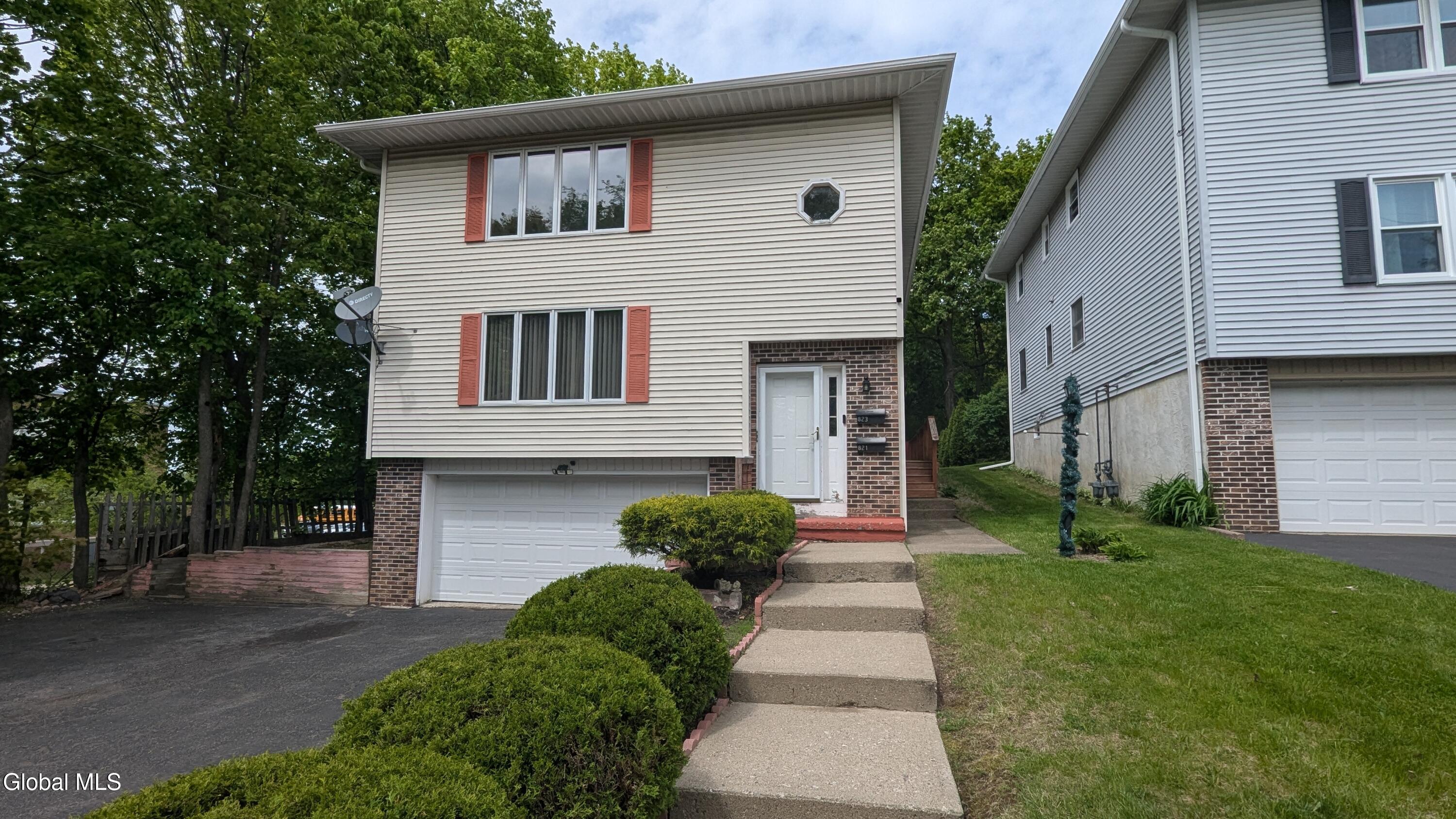 821 Salina Street, 823