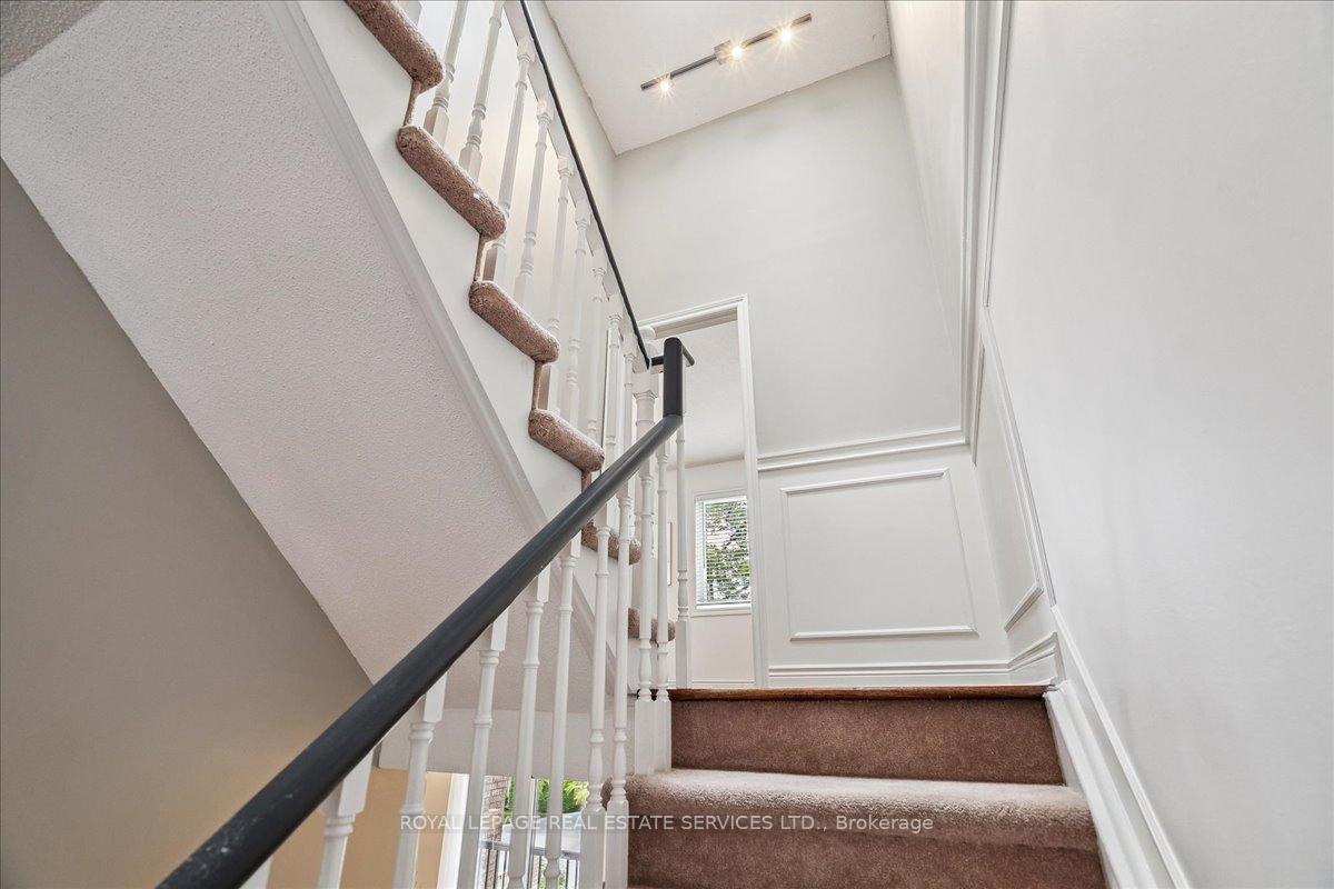 1100 Queens Avenue 5