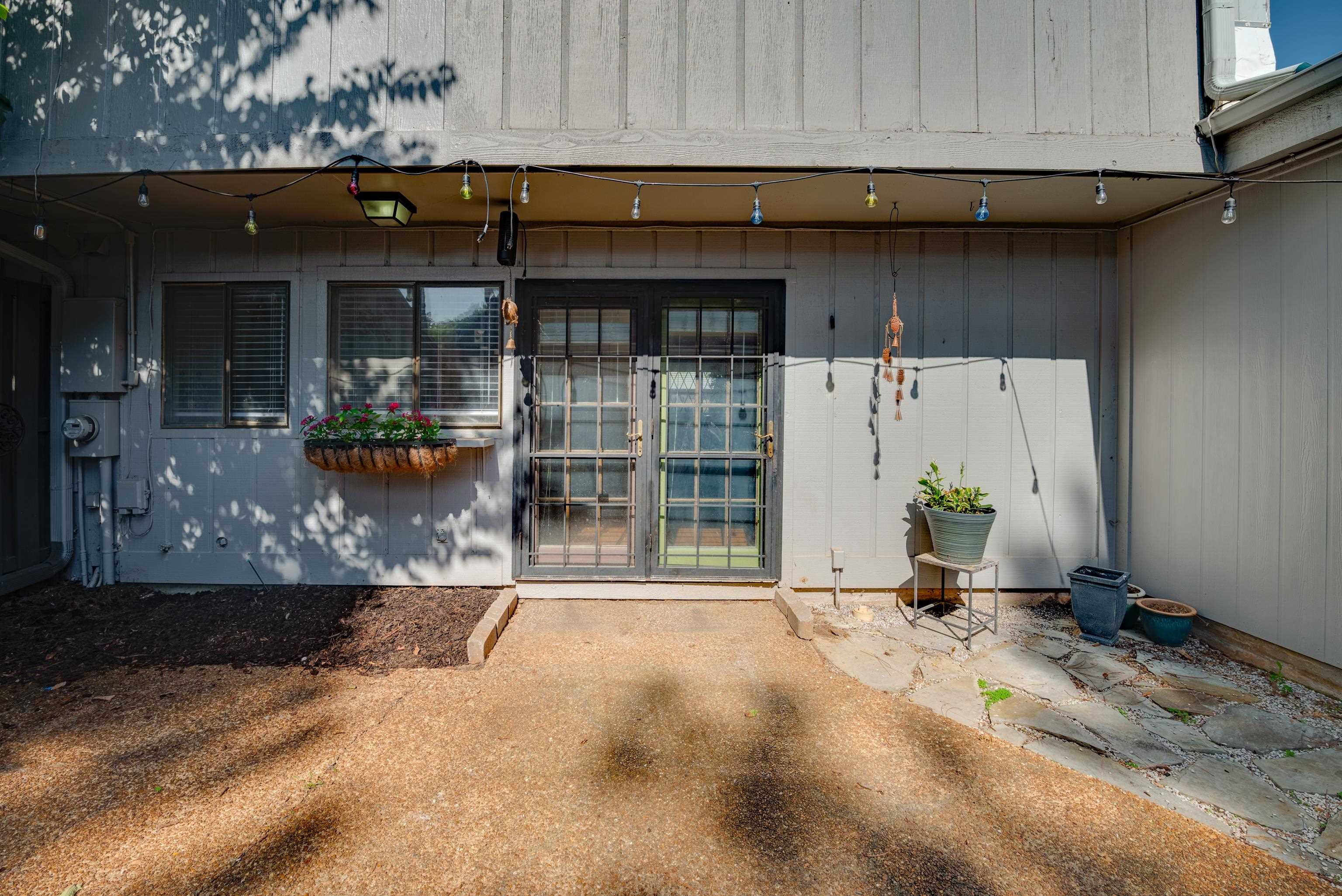 953 GREEN OAKS DR