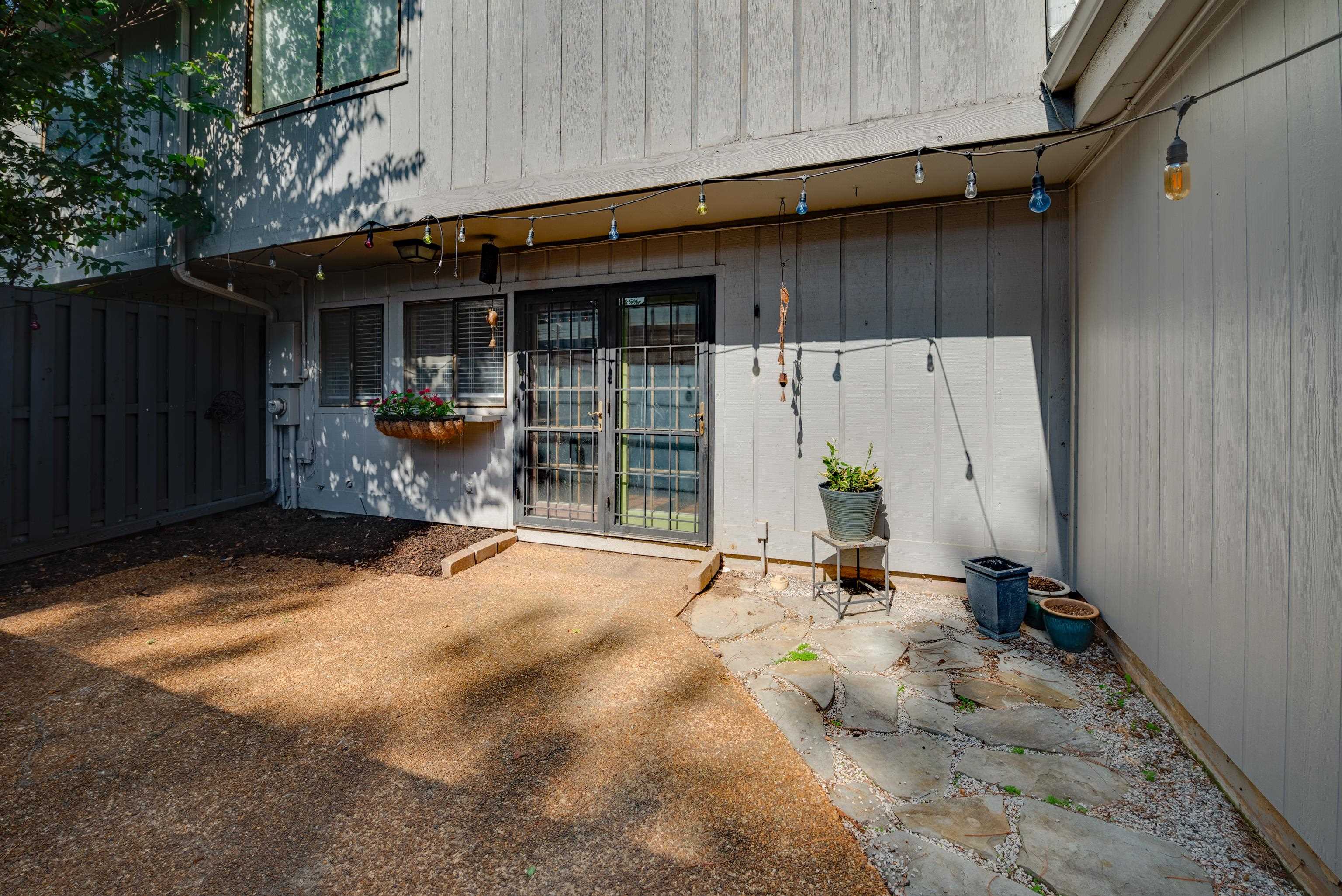953 GREEN OAKS DR