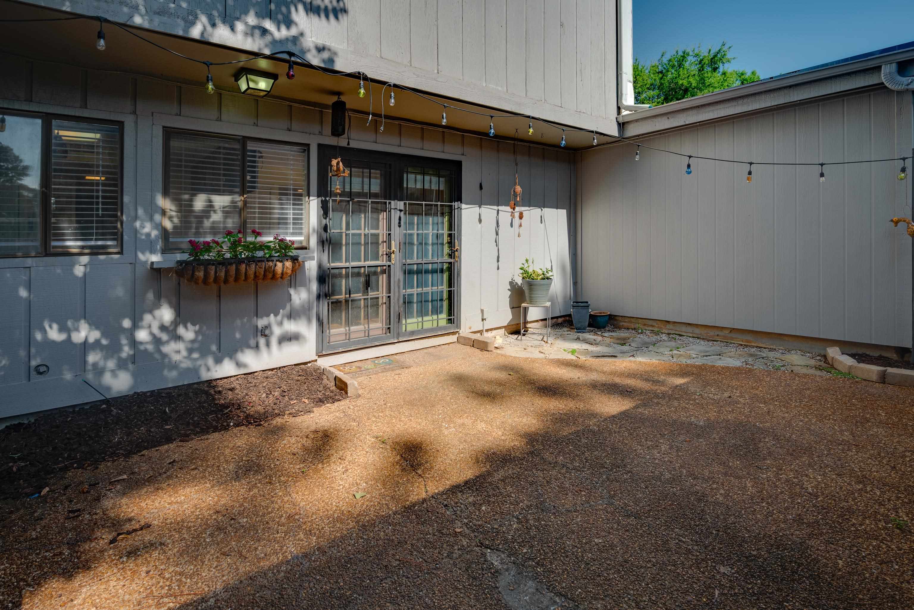 953 GREEN OAKS DR
