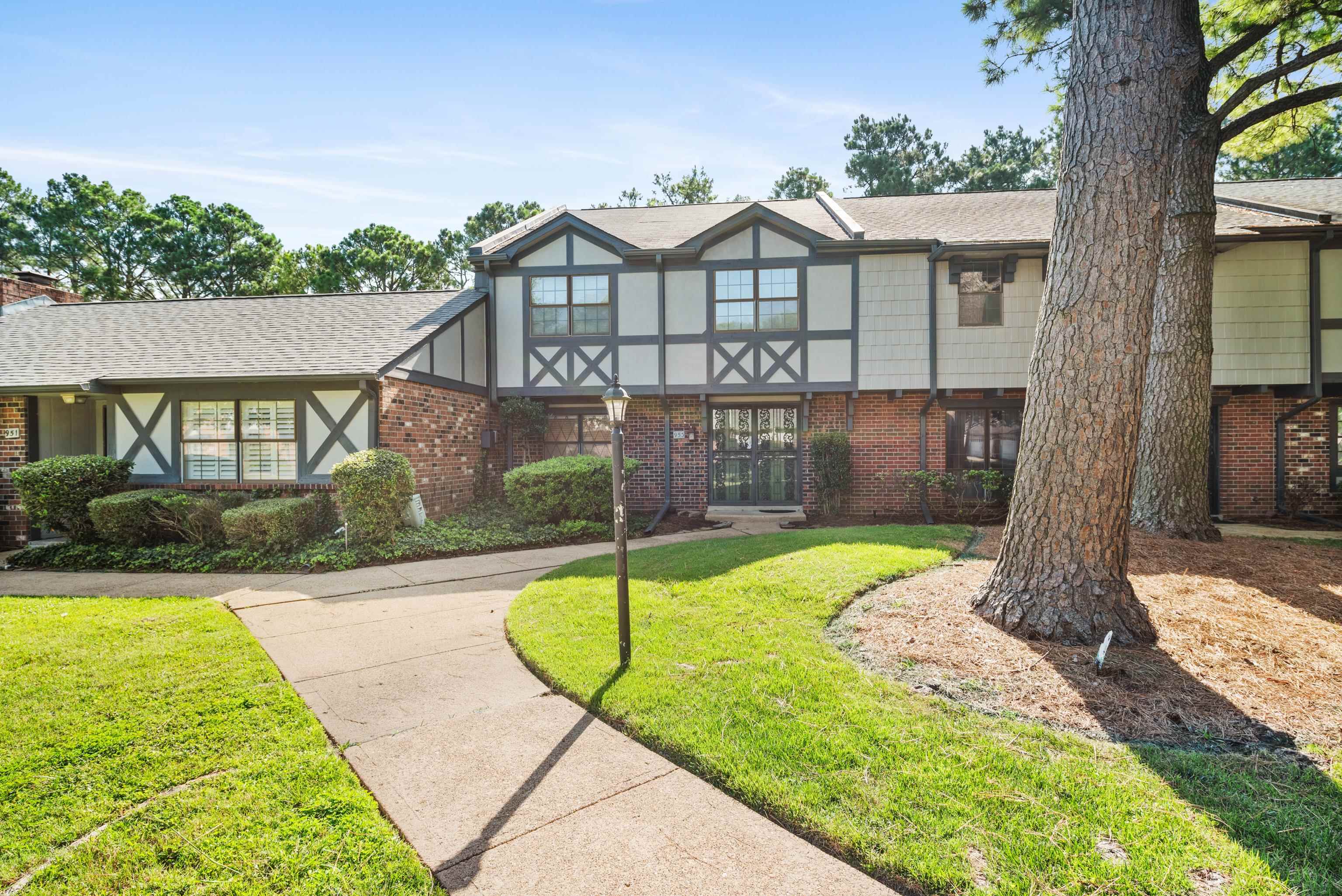 953 GREEN OAKS DR