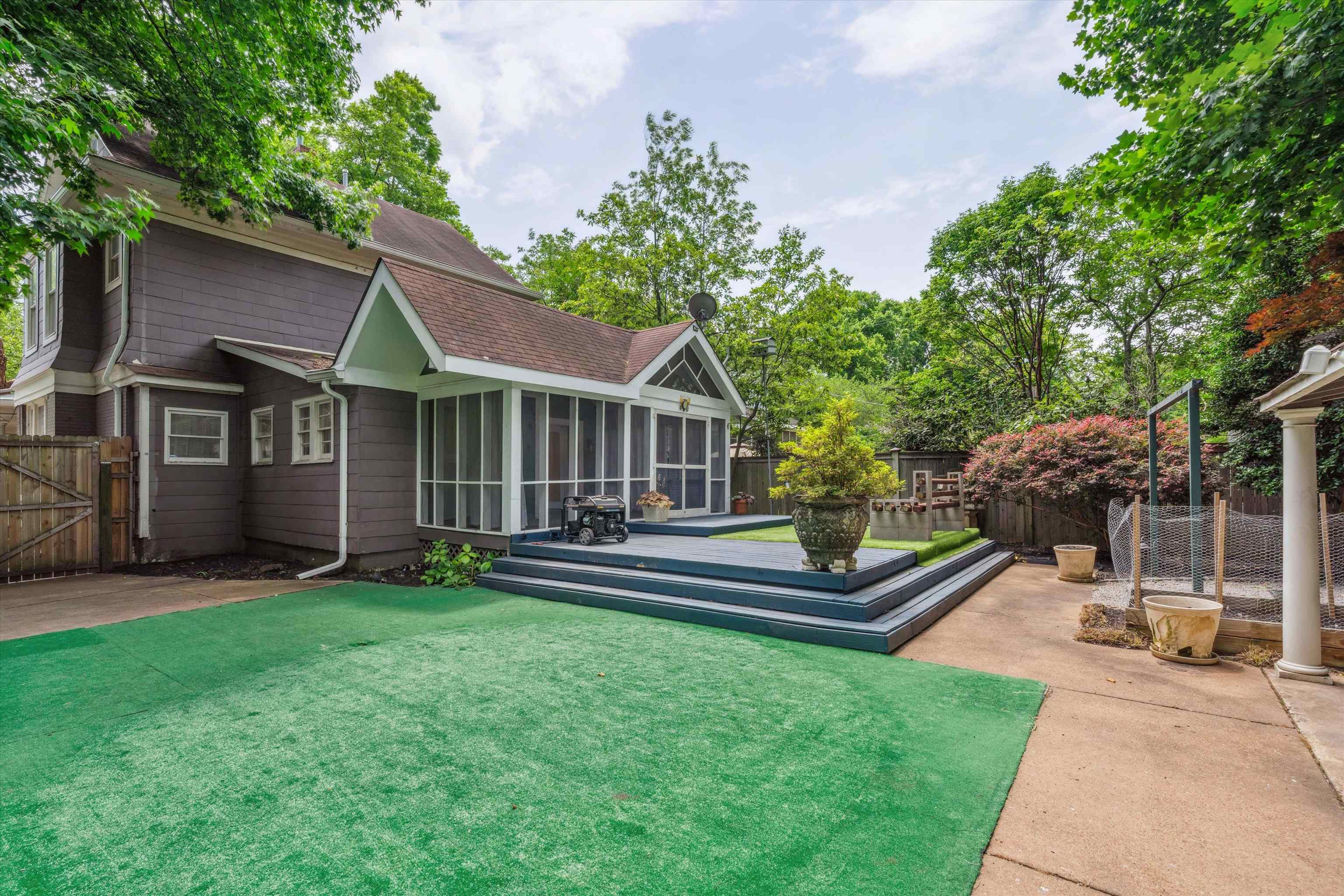 1998 COURTLAND PL