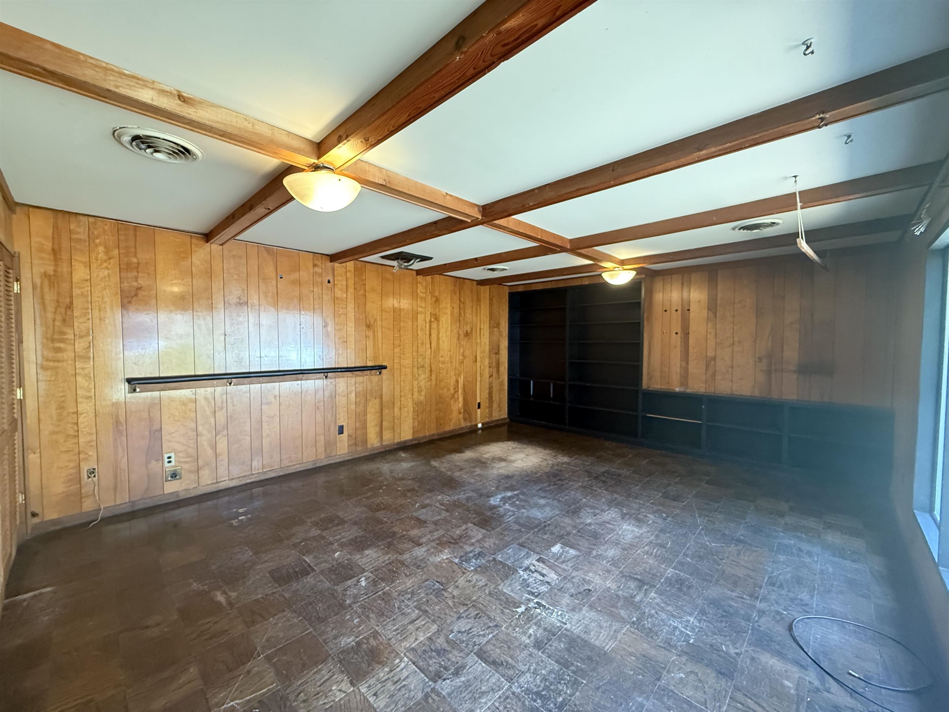 365 LEONORA DR