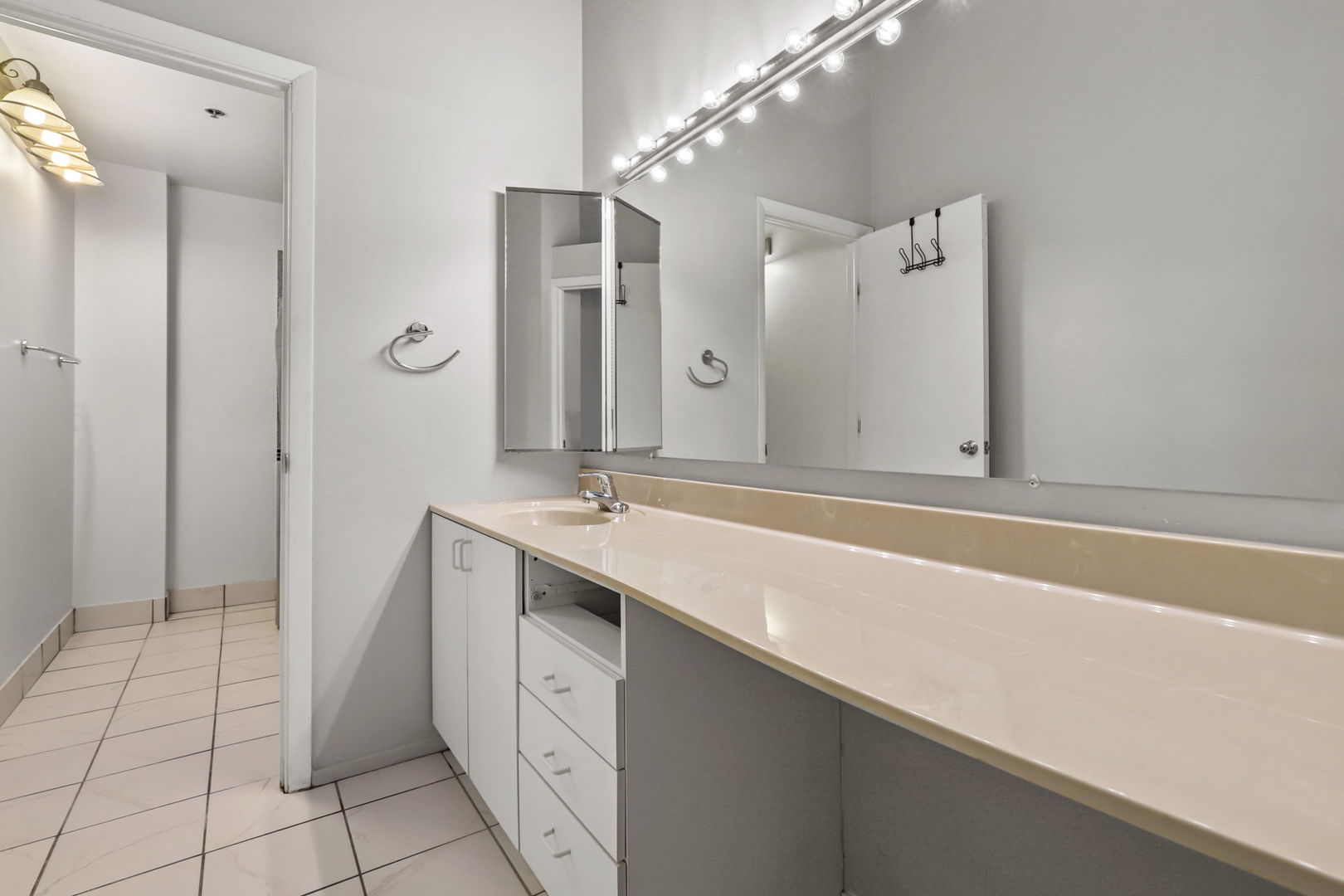 633 S Plymouth Court Unit: 202
