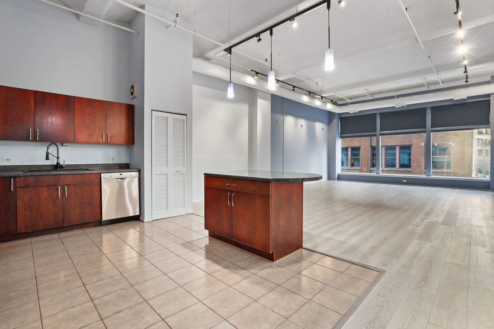 633 S Plymouth Court Unit: 202