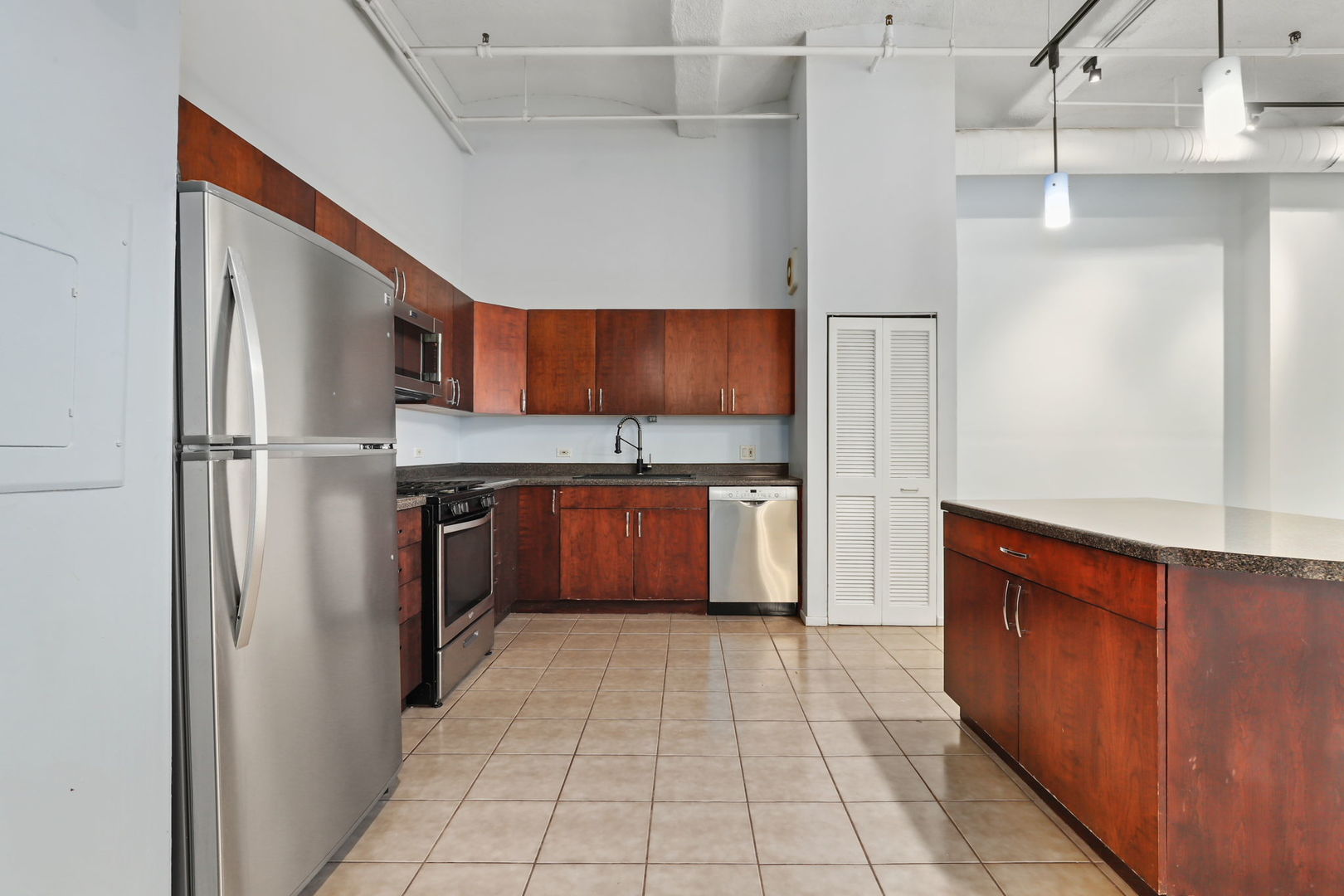 633 S Plymouth Court Unit: 202