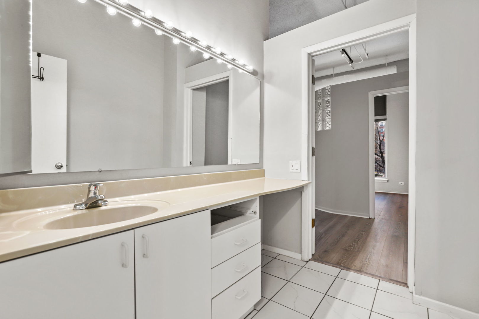 633 S Plymouth Court Unit: 202