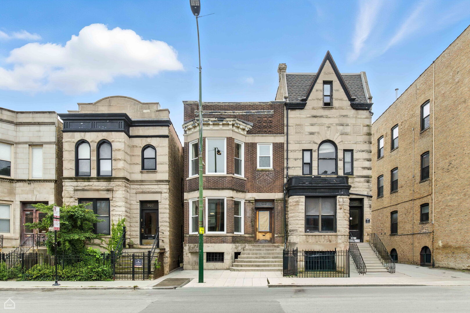 909 W Addison Street Unit: 1