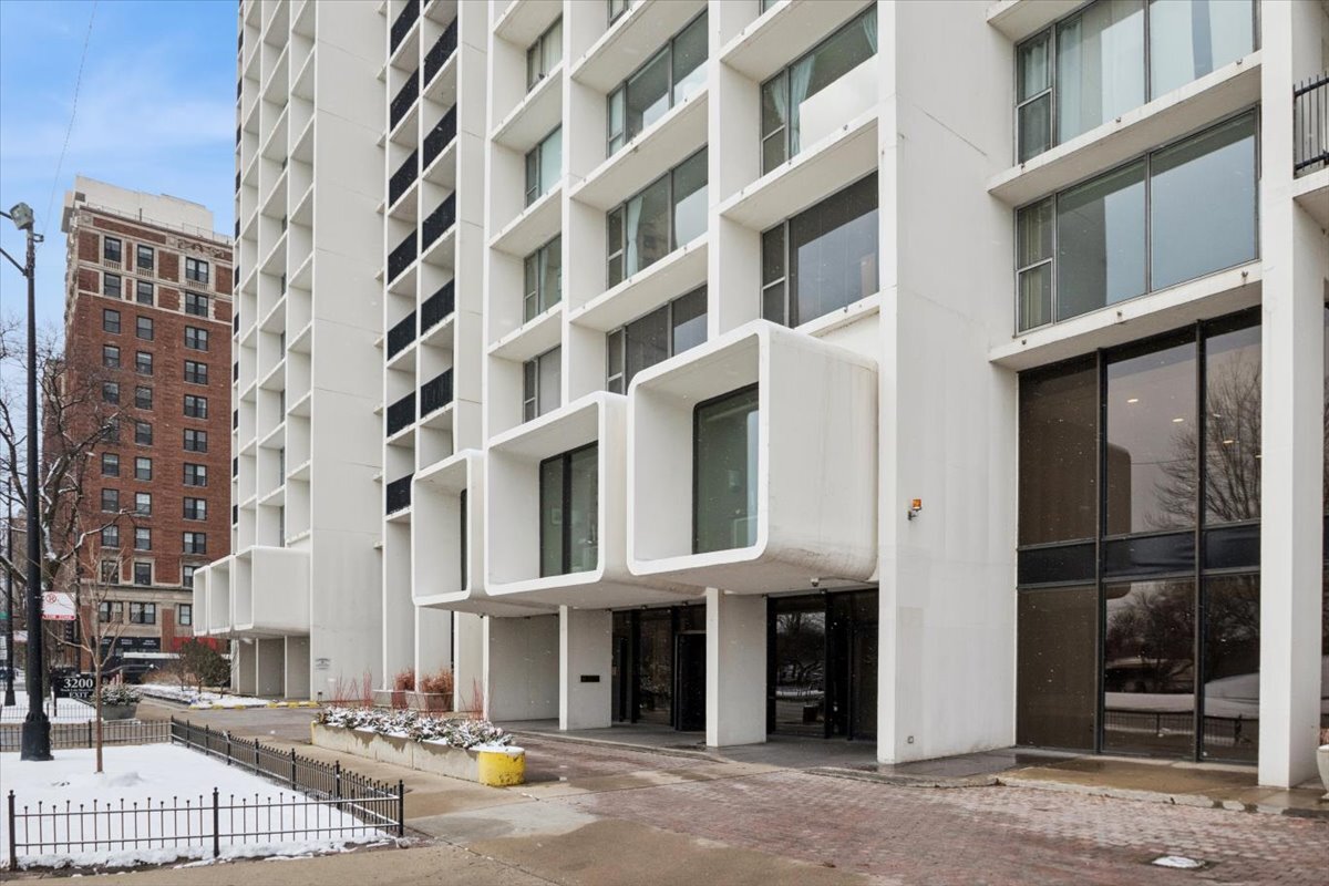 3200 N Lake Shore Drive Unit: 2802