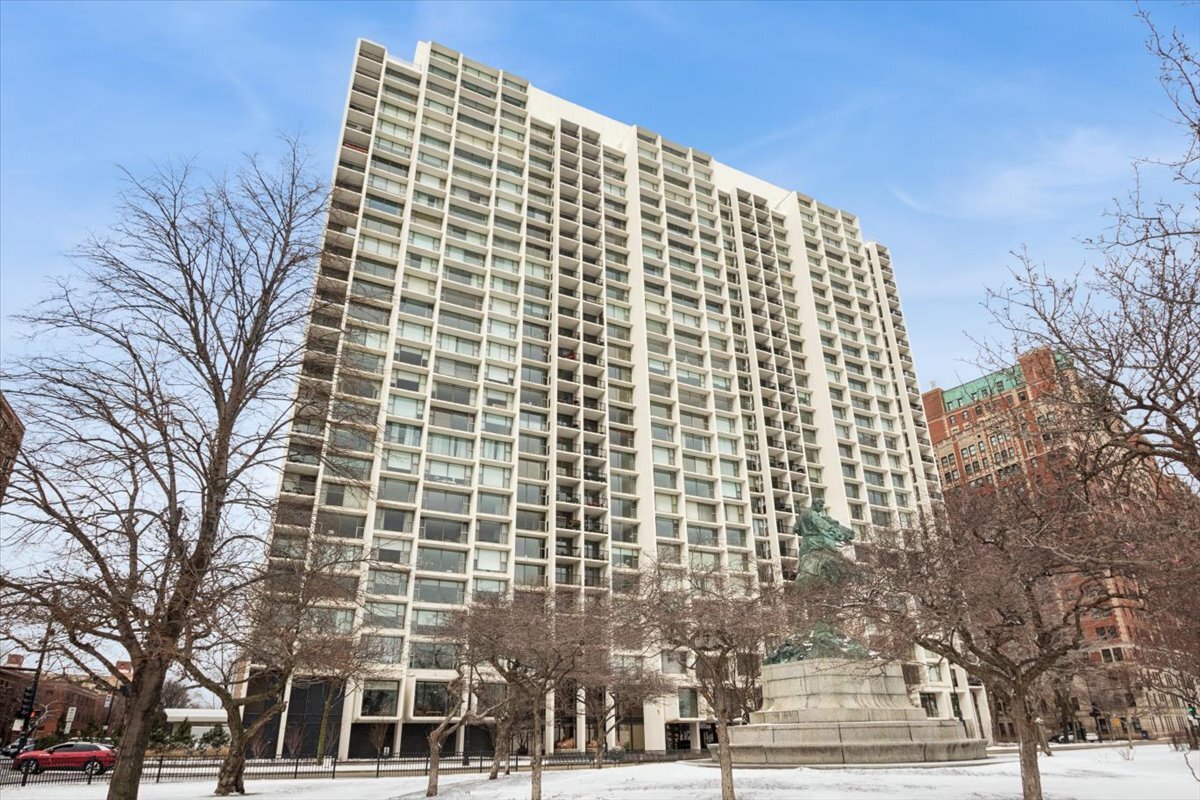 3200 N Lake Shore Drive Unit: 2802