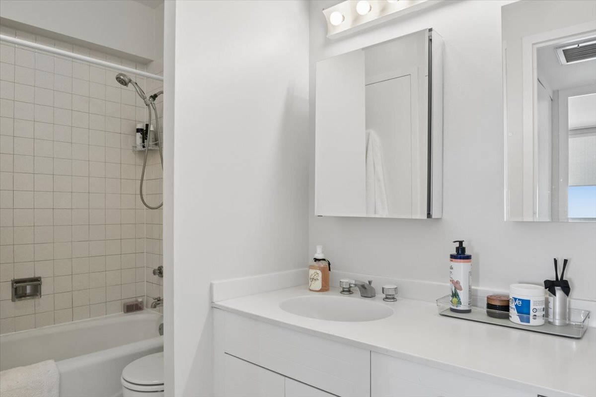 3200 N Lake Shore Drive Unit: 2802