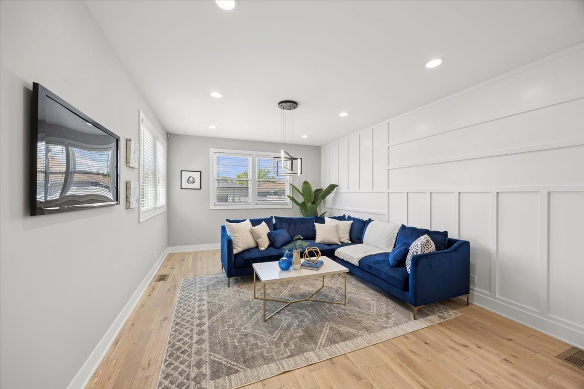3842 W 108th Place