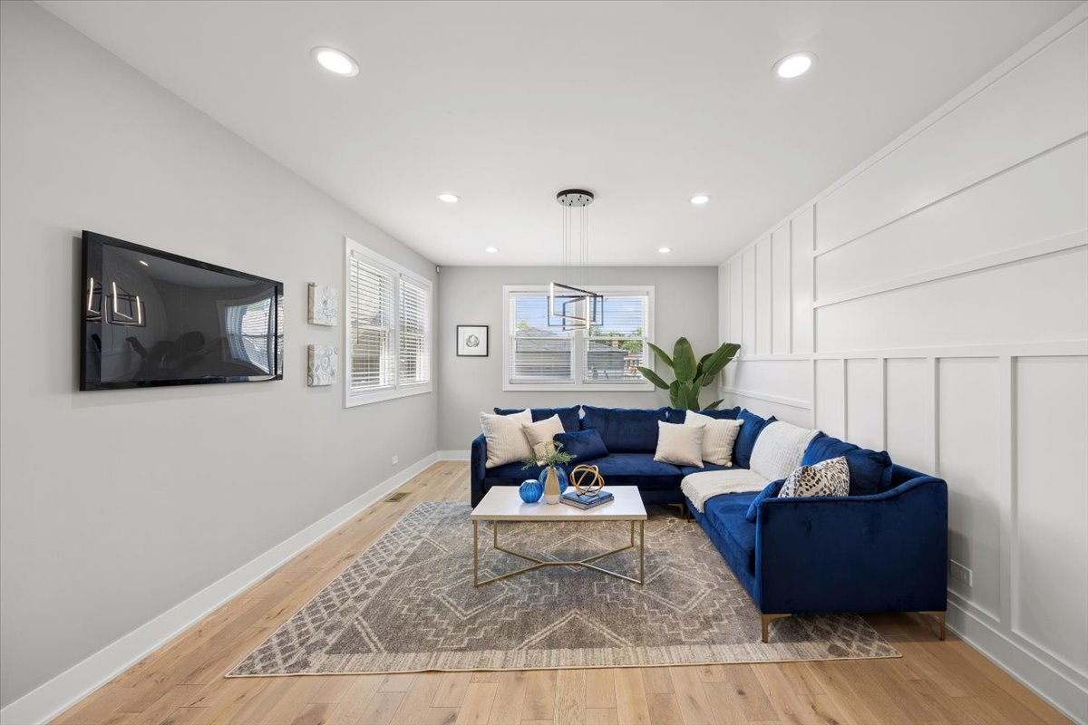 3842 W 108th Place