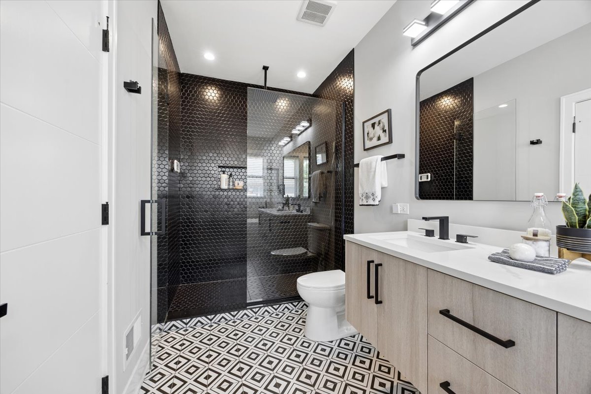 3842 W 108th Place