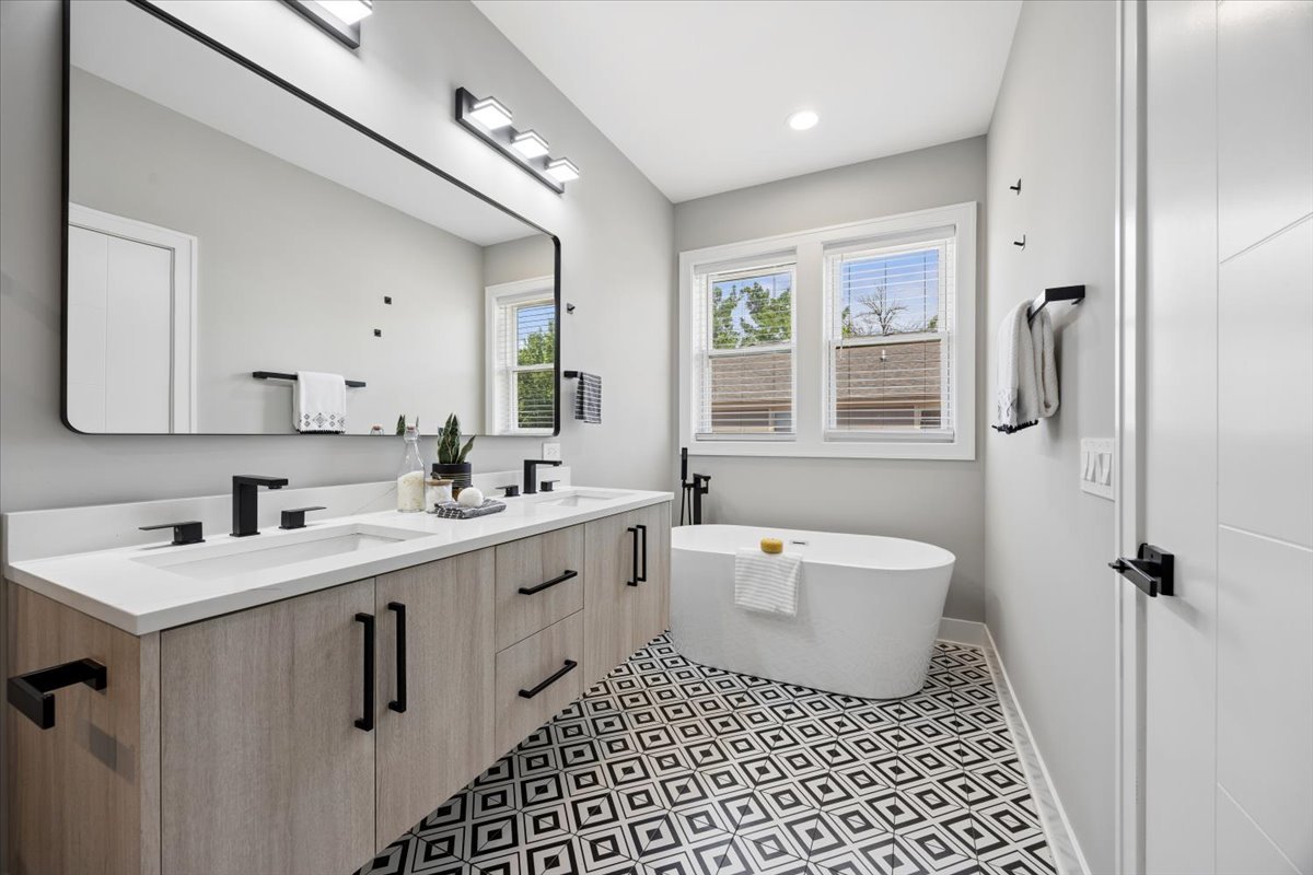 3842 W 108th Place