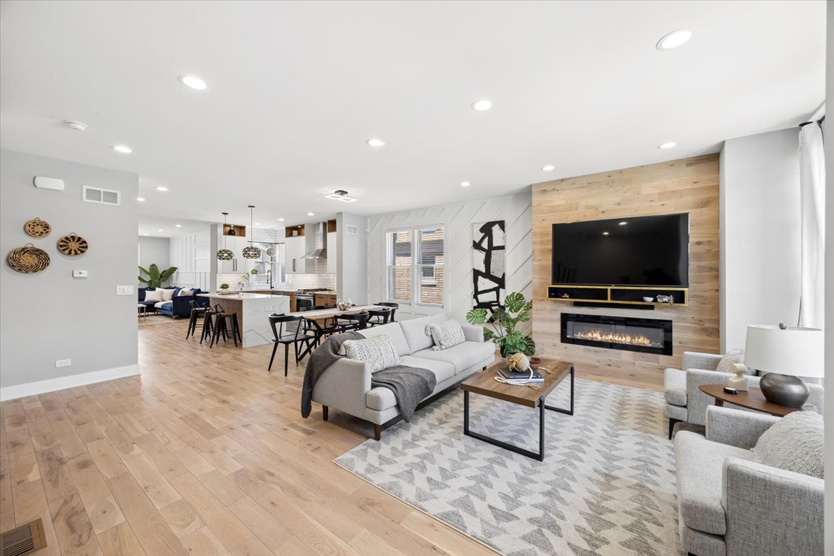 3842 W 108th Place