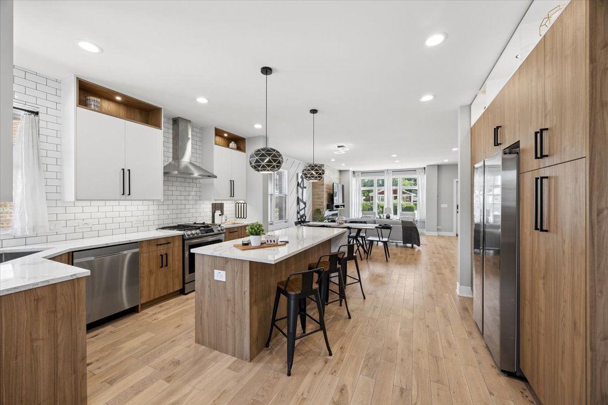 3842 W 108th Place