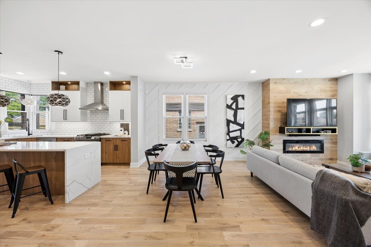 3842 W 108th Place