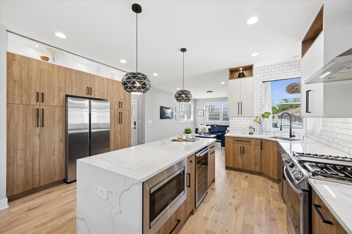 3842 W 108th Place