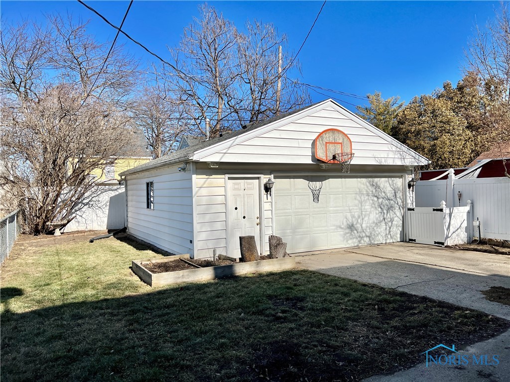 330 W Poinsetta Avenue