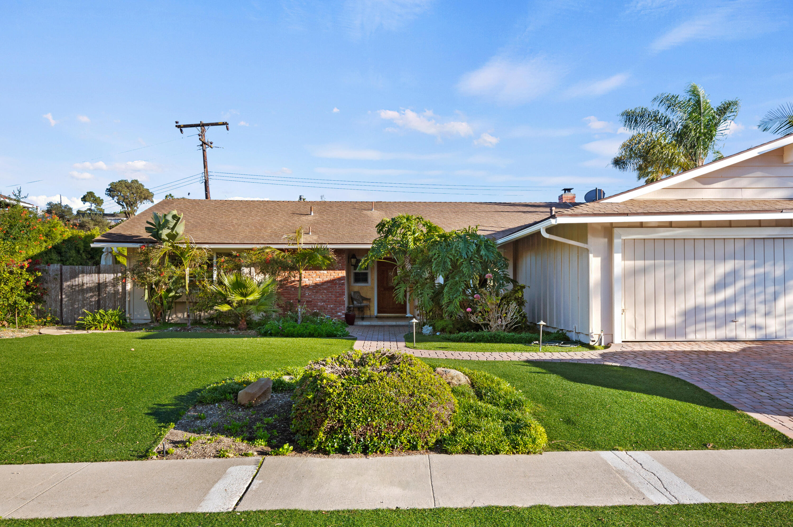 2403 Calle Linares