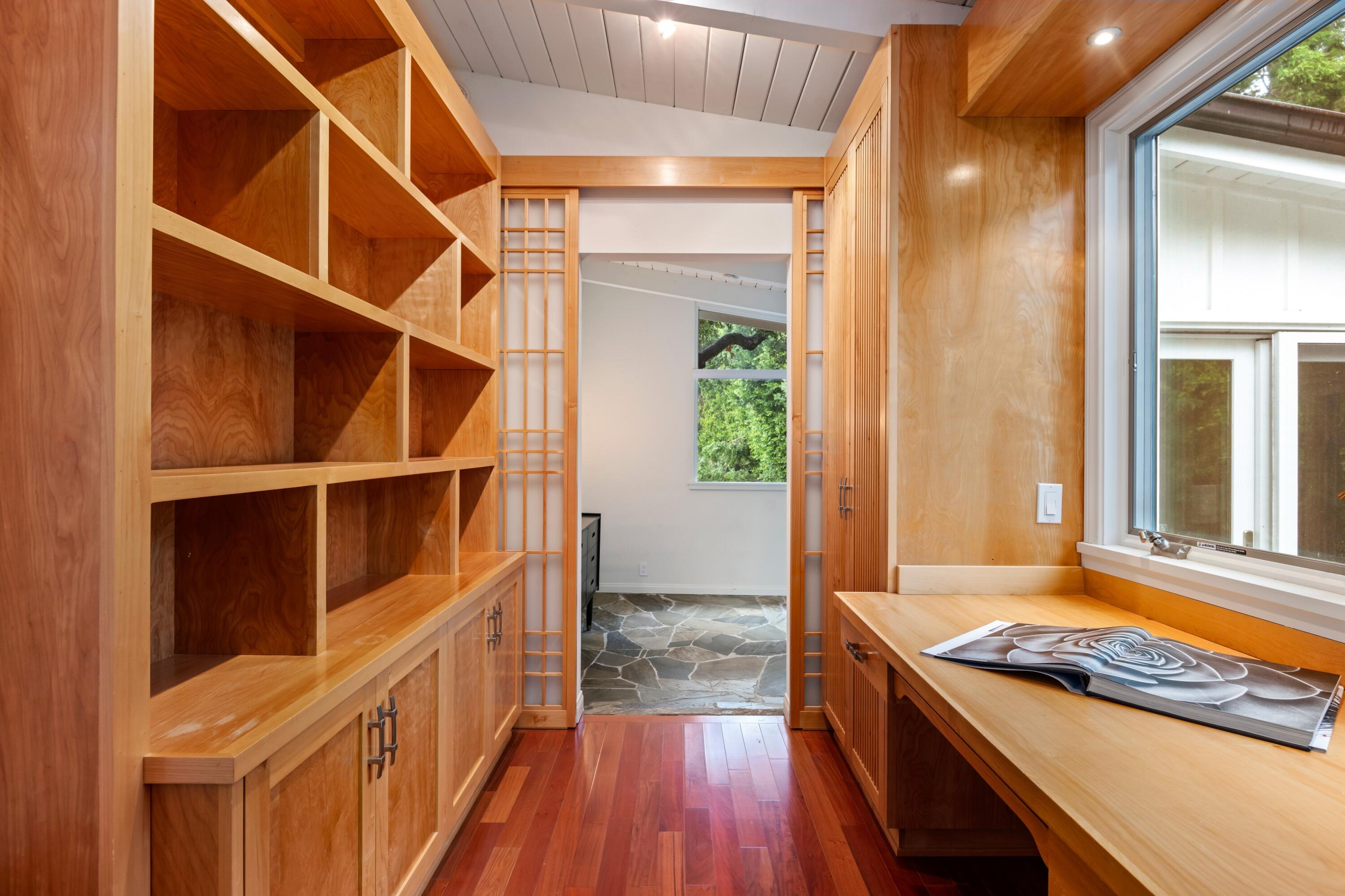 1071 E Mountain Drive