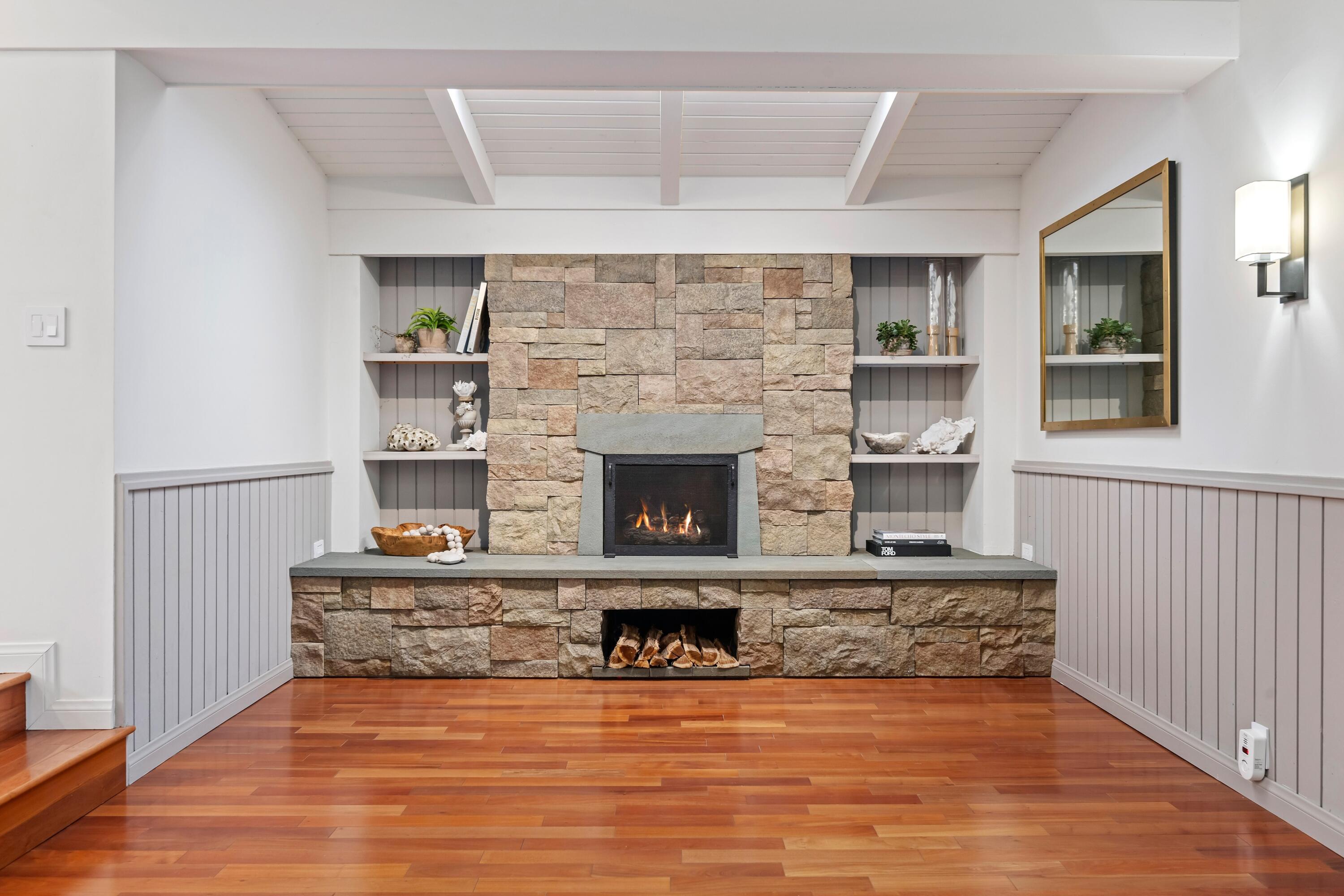 1071 E Mountain Drive