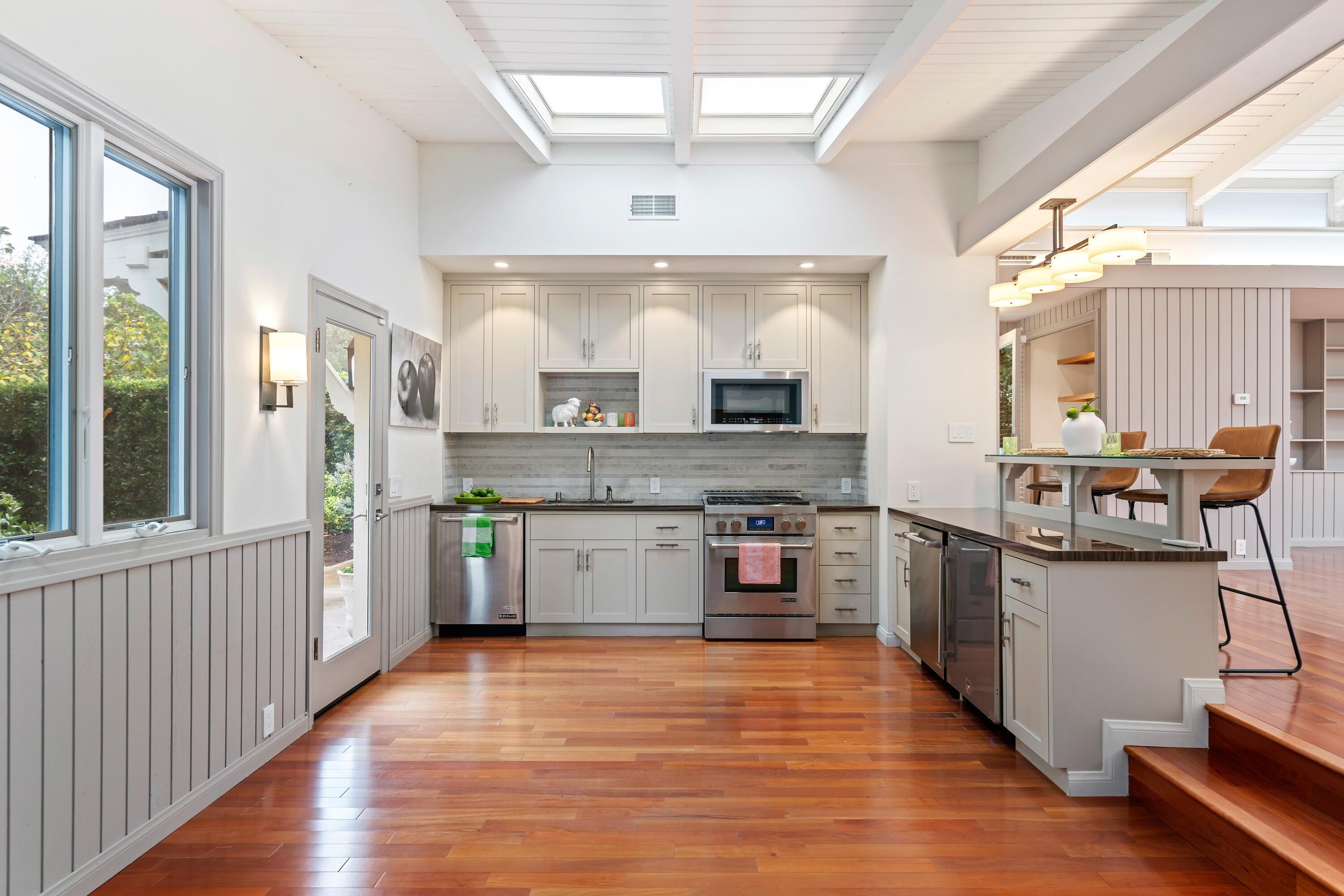 1071 E Mountain Drive