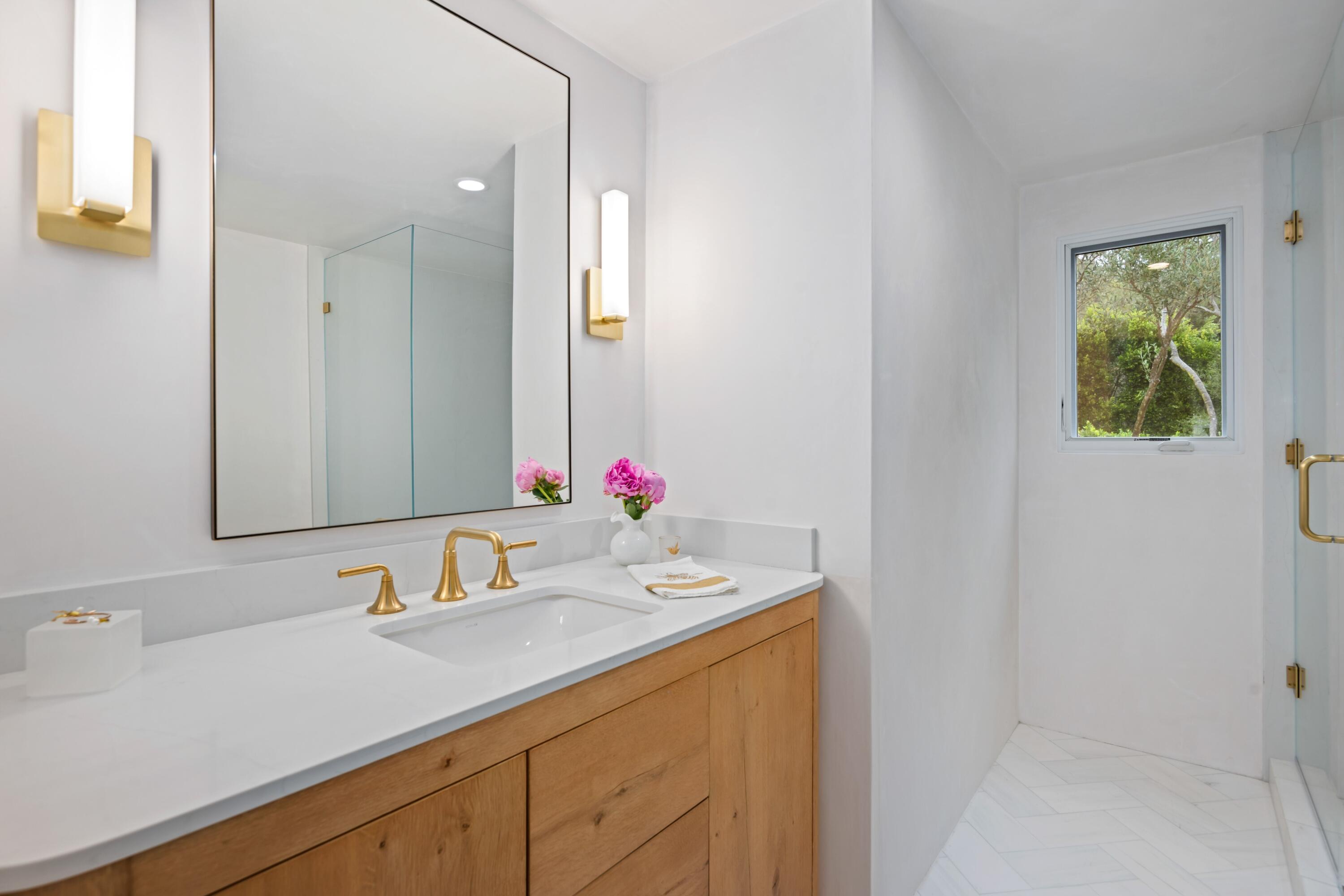 1071 E Mountain Drive