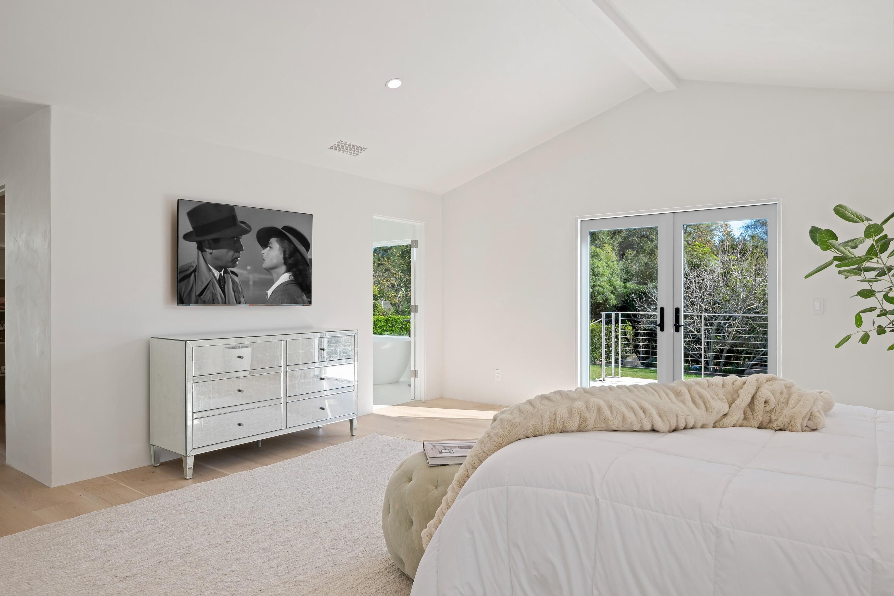 1071 E Mountain Drive