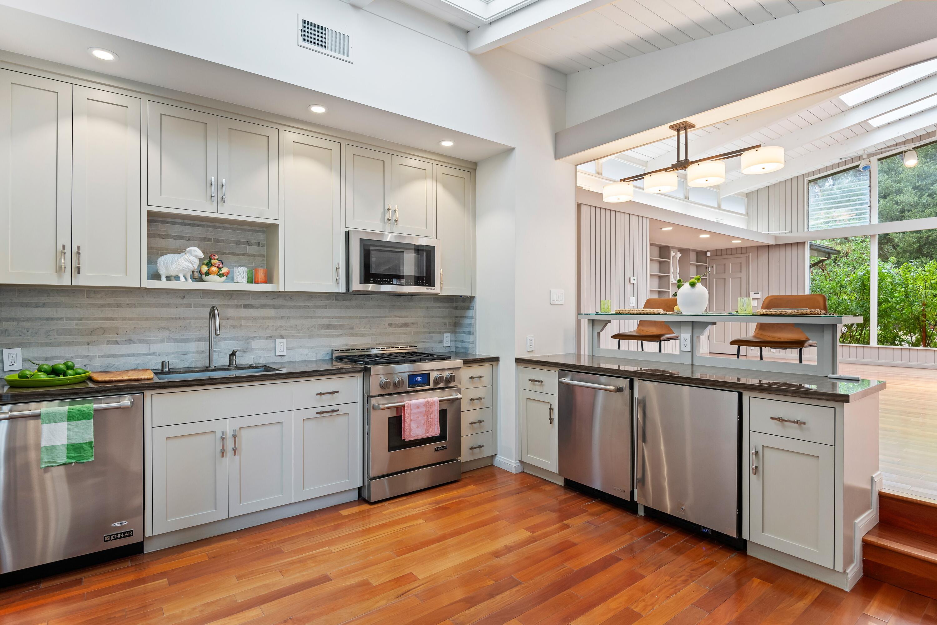 1071 E Mountain Drive