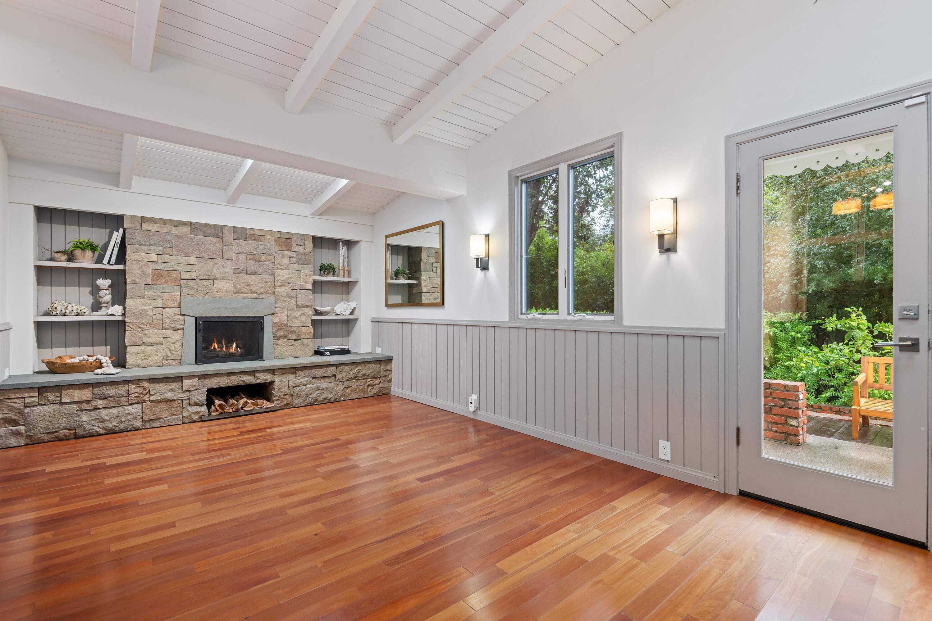 1071 E Mountain Drive