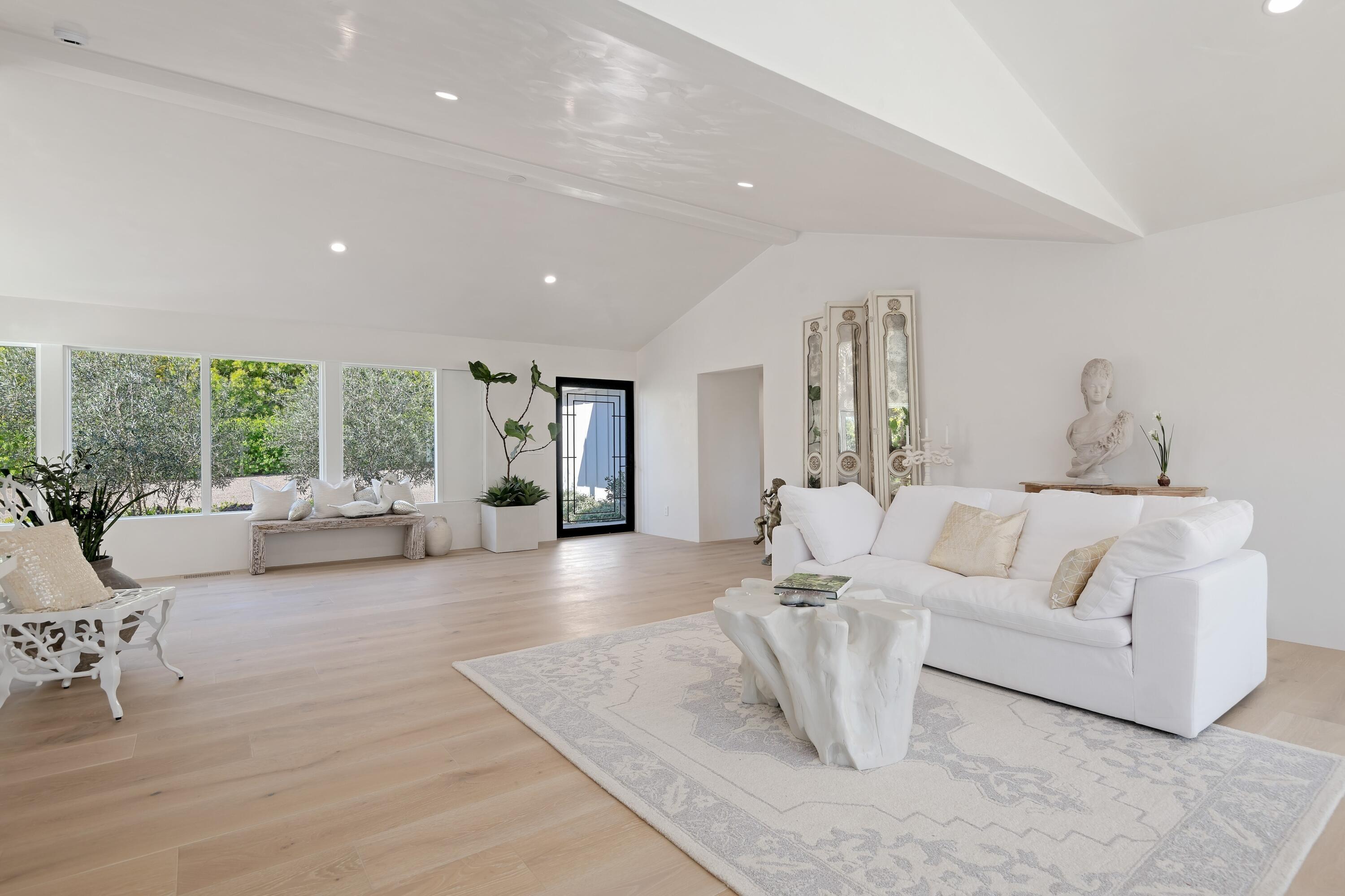 1071 E Mountain Drive