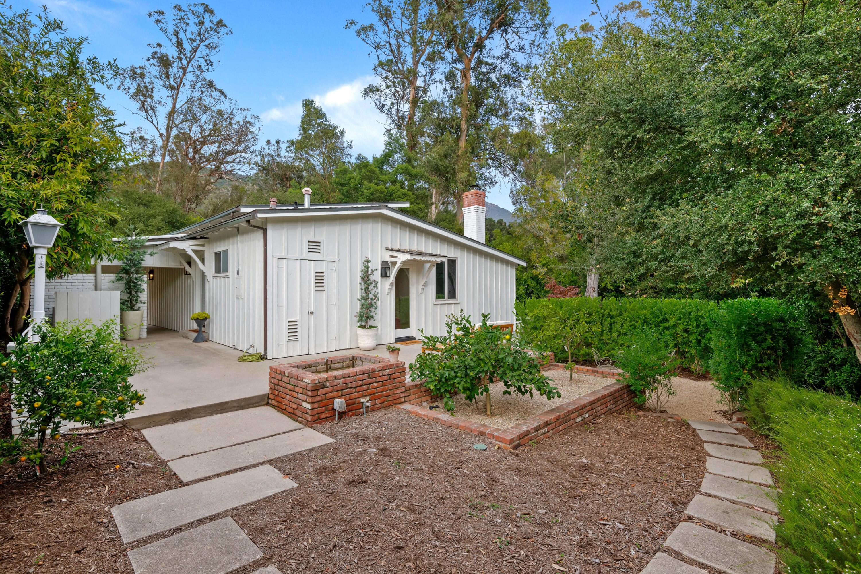 1071 E Mountain Drive