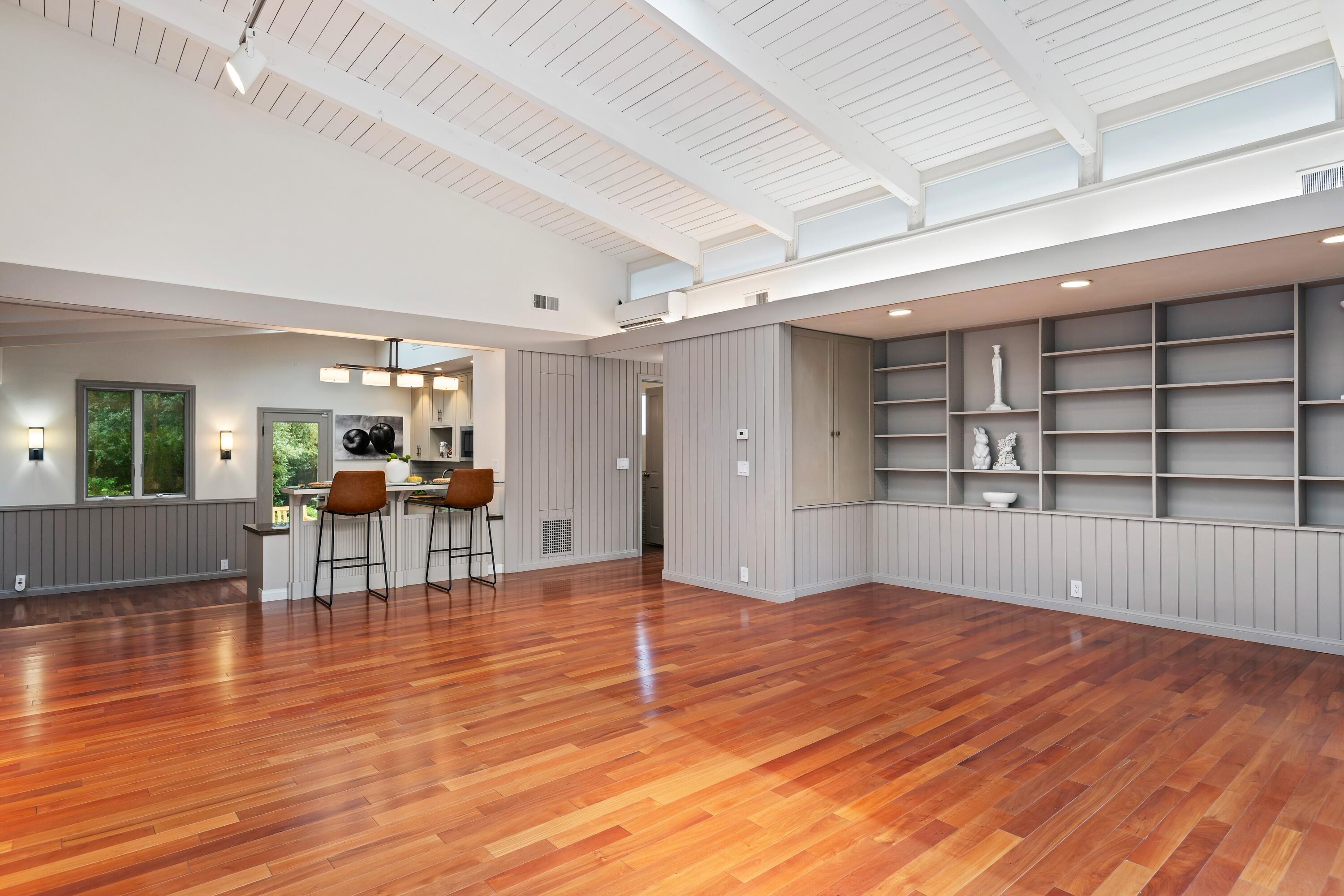 1071 E Mountain Drive