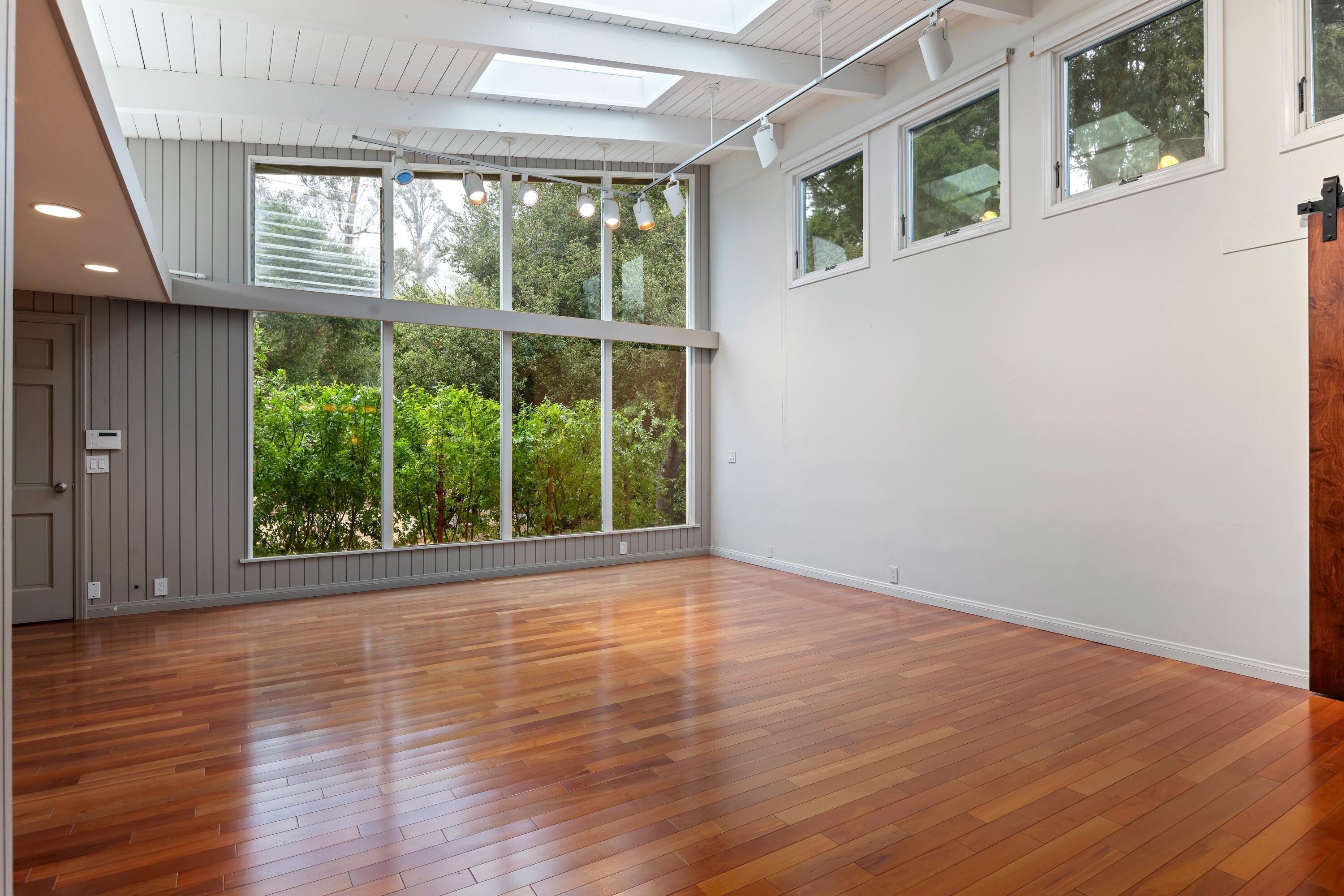 1071 E Mountain Drive