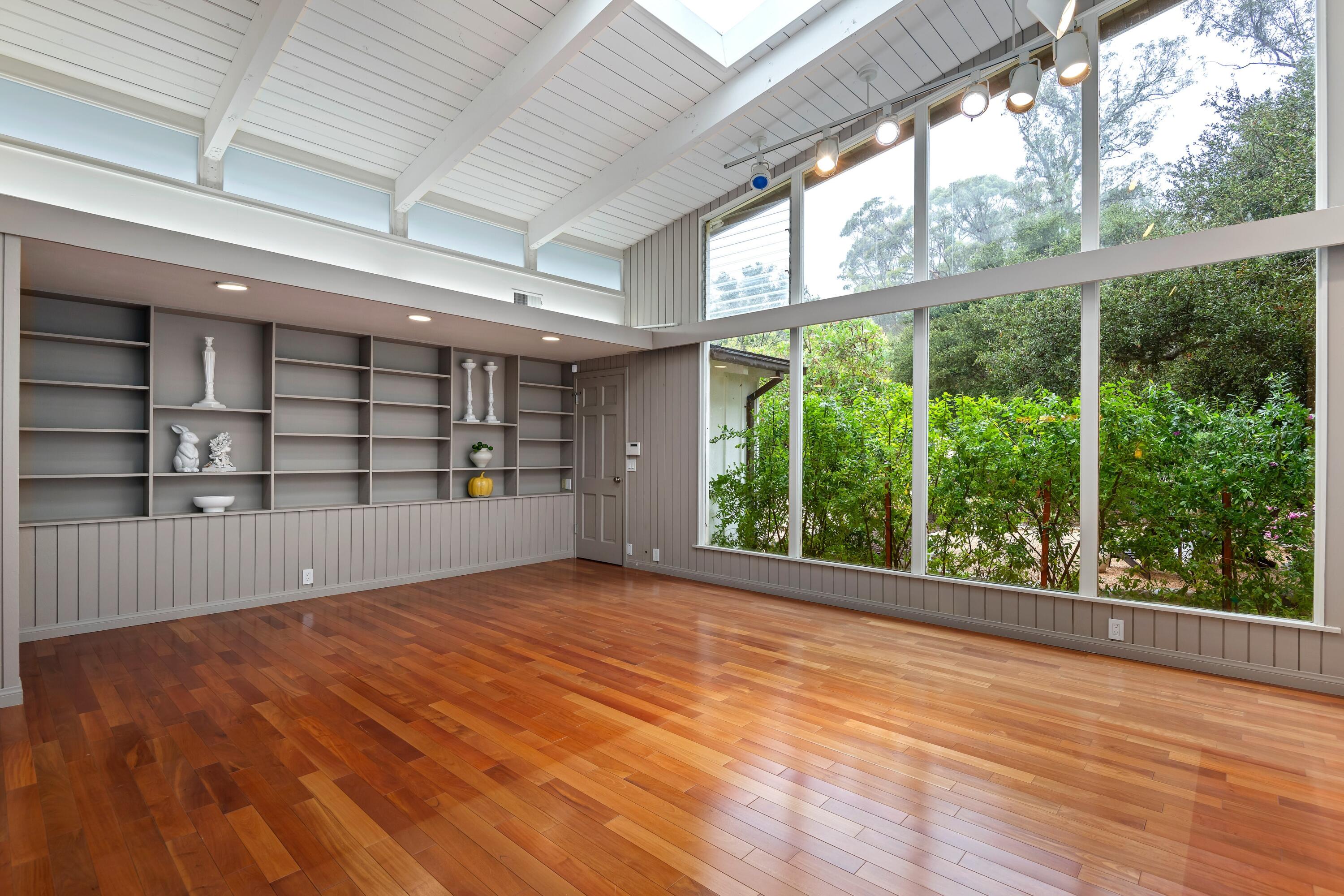 1071 E Mountain Drive